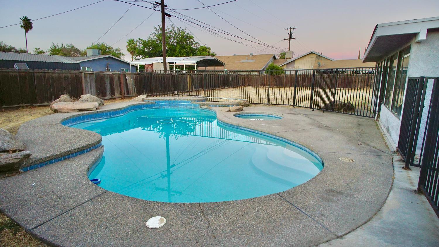 Fresno, California, 93722, United States, 4 Bedrooms Bedrooms, ,2 BathroomsBathrooms,Residential,For Sale,1943321