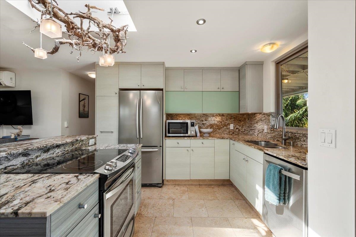 Paia, Hawaii, 96779, United States, 5 Bedrooms Bedrooms, ,4 BathroomsBathrooms,Residential,For Sale,1988155