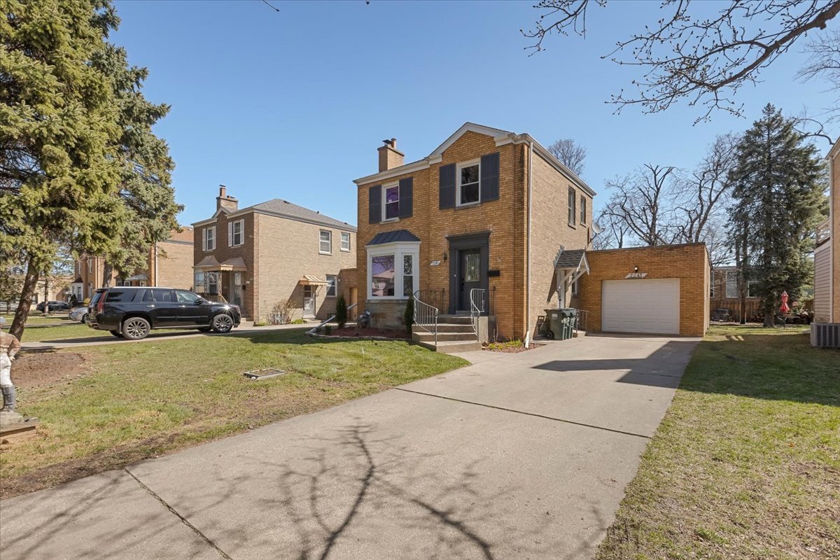 Lincolnwood, Illinois, 60712, United States, 3 Bedrooms Bedrooms, ,2 BathroomsBathrooms,Residential,For Sale,1900722