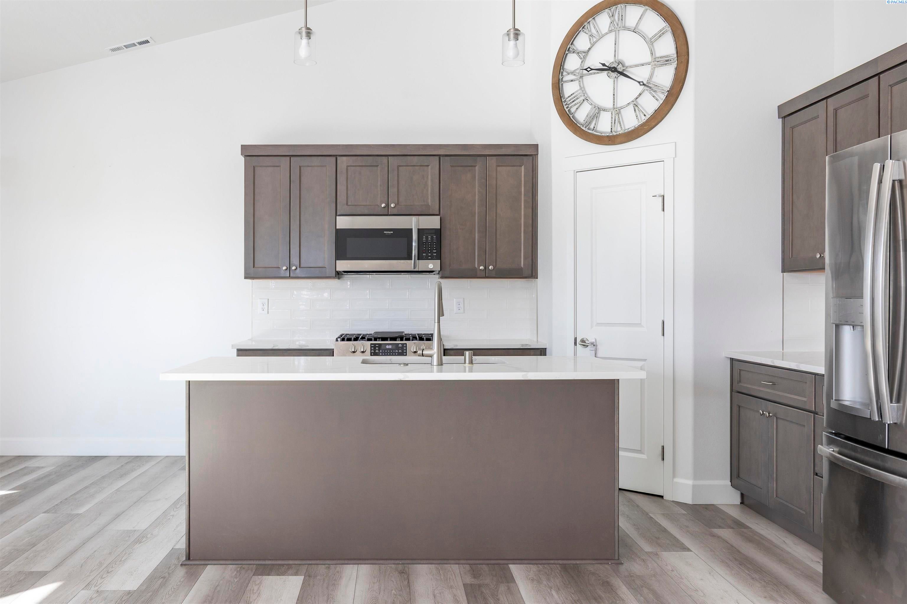 Pasco, Washington, 99301, United States, 4 Bedrooms Bedrooms, ,2 BathroomsBathrooms,Residential,For Sale,1978542