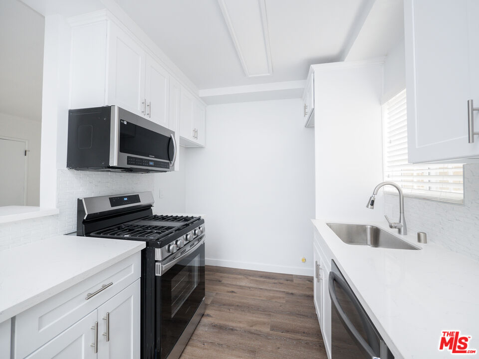 Los Angeles, California, 90066, United States, 4 Bedrooms Bedrooms, ,Residential,For Sale,1991946