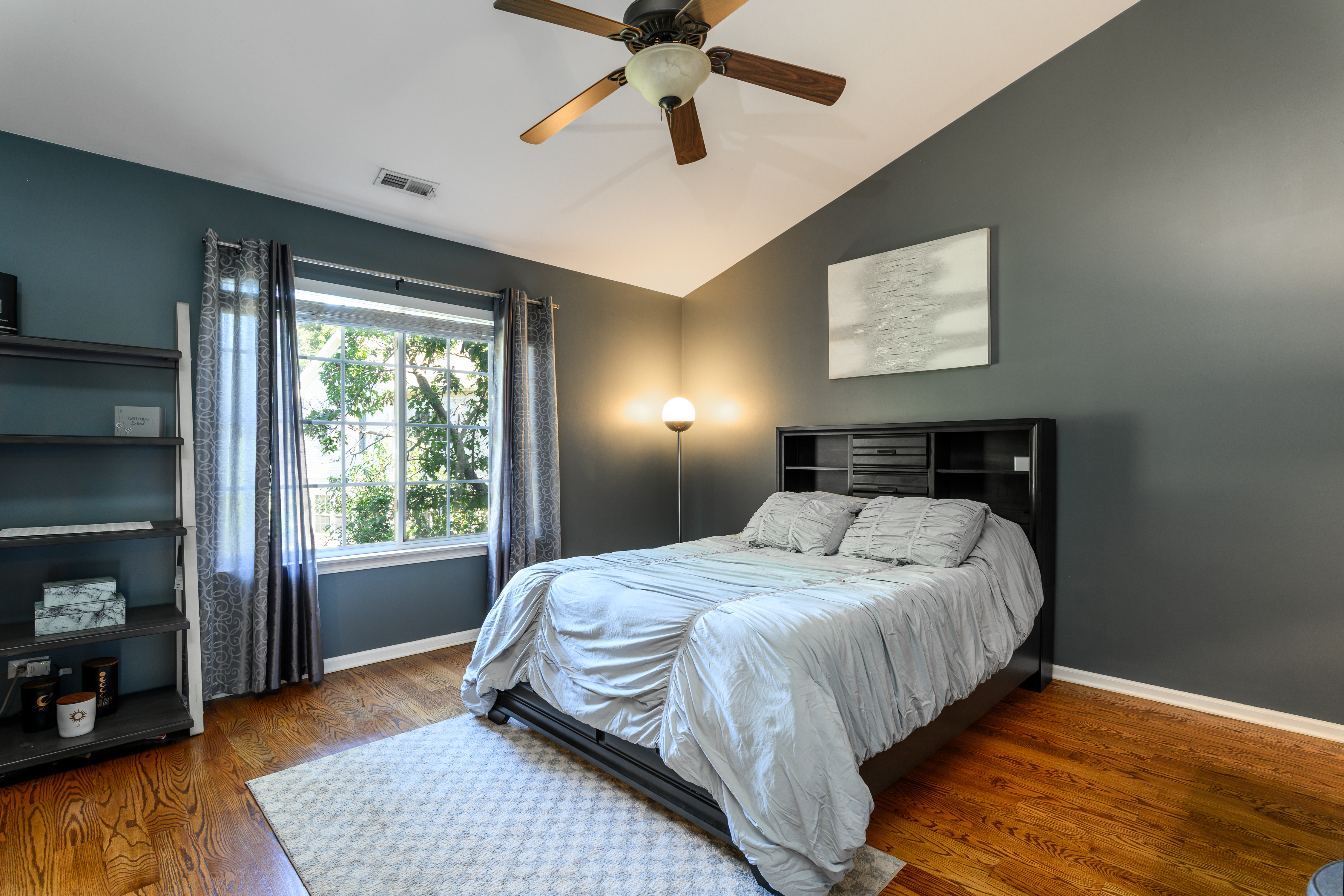  Bright and Spacious Corner Home with Fully Finished Basement - 物件實景