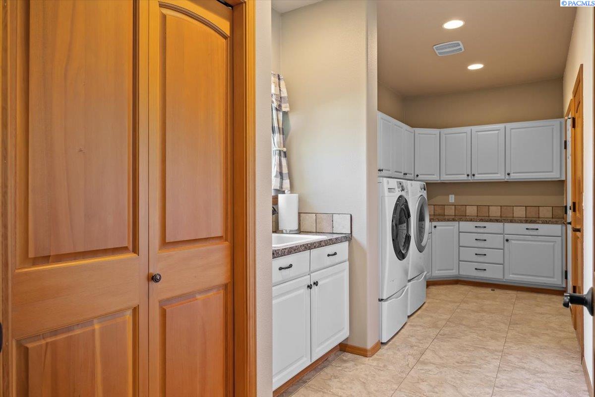 Richland, Washington, 99352, United States, 4 Bedrooms Bedrooms, ,2 BathroomsBathrooms,Residential,For Sale,1992938