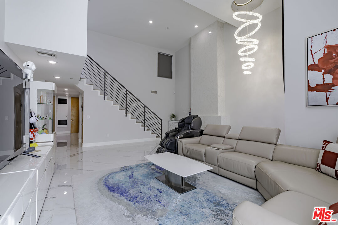 Los Angeles, California, 90010, United States, 3 Bedrooms Bedrooms, ,3 BathroomsBathrooms,Residential,For Sale,1992003