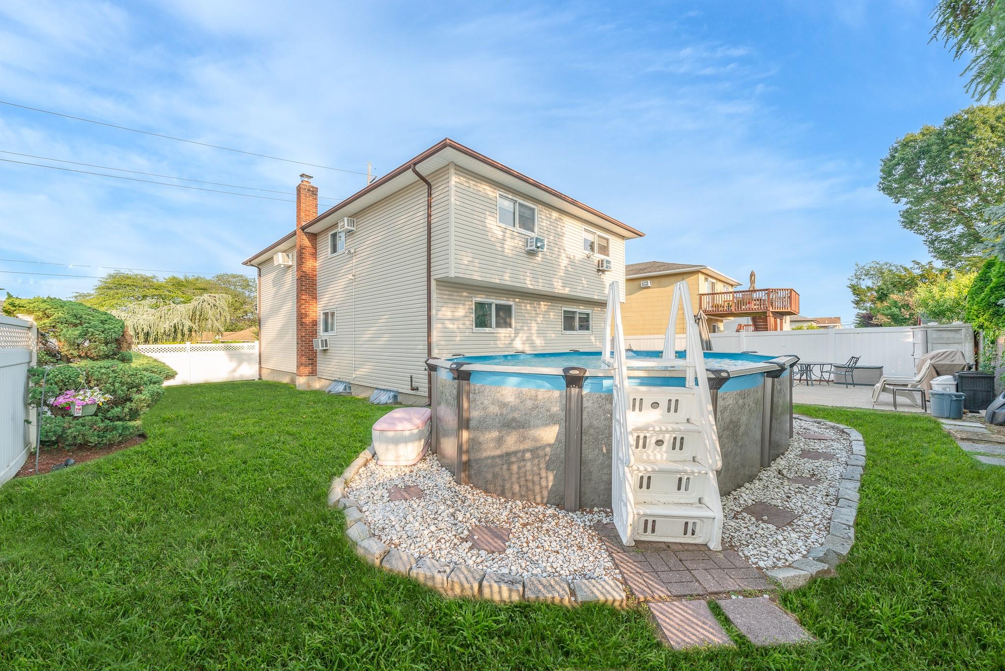 Franklin Square, New York, 11010, United States, 5 Bedrooms Bedrooms, ,2 BathroomsBathrooms,Residential,For Sale,1974579