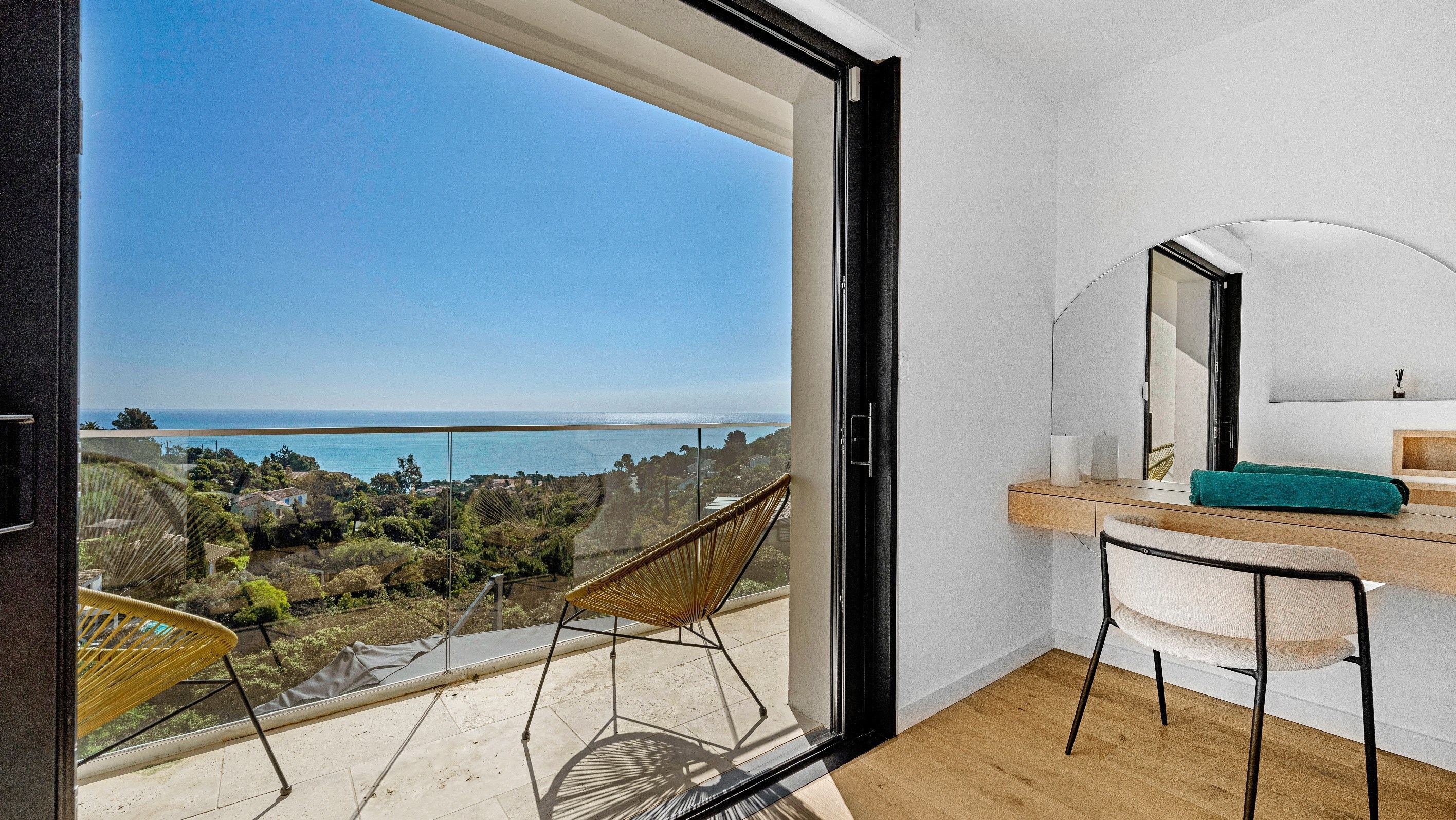  Les Issambres: contemporary villa with pool and sea view, sole agent - 物件實景