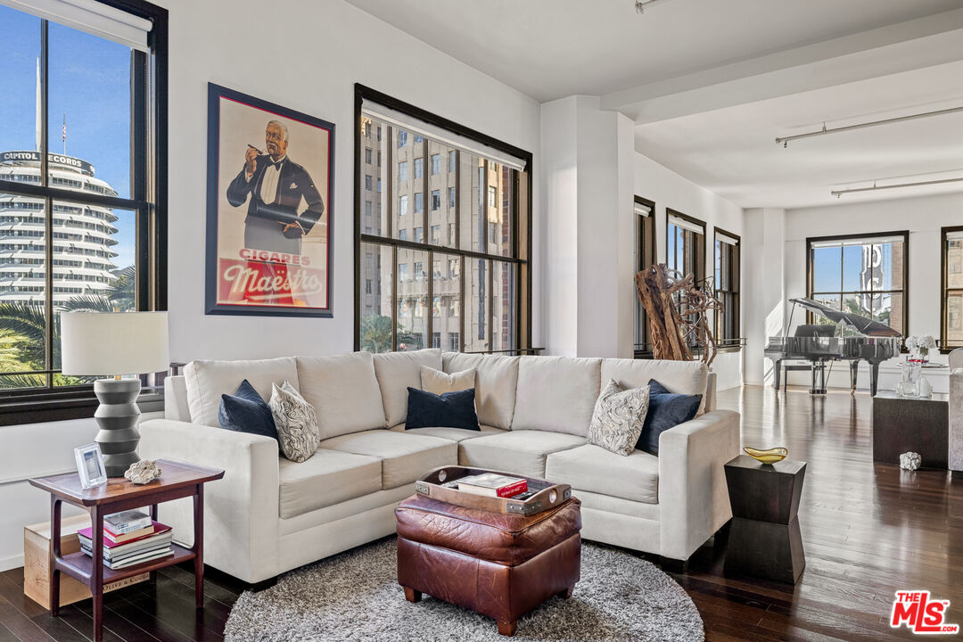 Los Angeles, California, 90028, United States, 2 Bedrooms Bedrooms, ,2 BathroomsBathrooms,Residential,For Sale,1827936