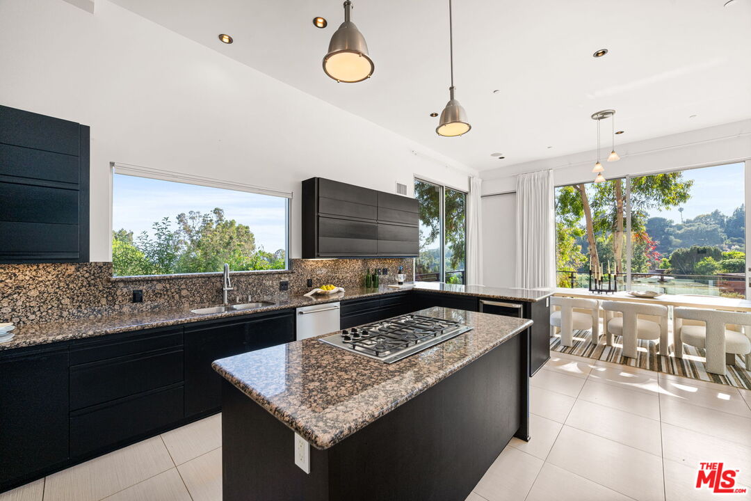 Los Angeles, California, 90049, United States, 4 Bedrooms Bedrooms, ,5 BathroomsBathrooms,Residential,For Sale,1901289
