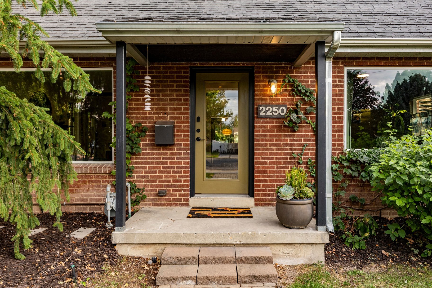  Spacious Millcreek Bungalow with Expansive Backyard & 2-Car Garage - 物件實景