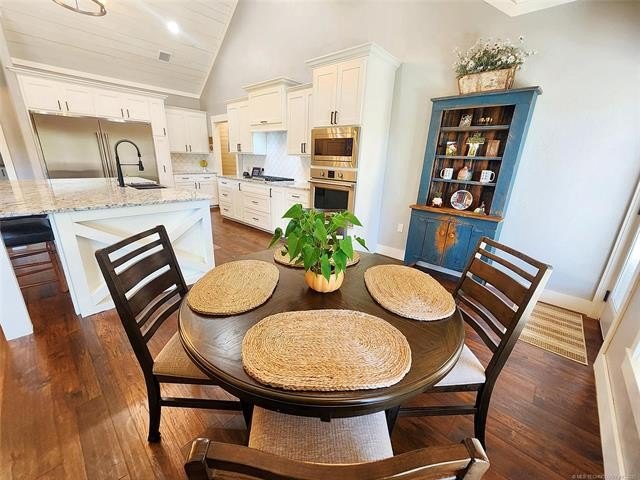 Tahlequah, Oklahoma, 74464, United States, 4 Bedrooms Bedrooms, ,4 BathroomsBathrooms,Residential,For Sale,1984008