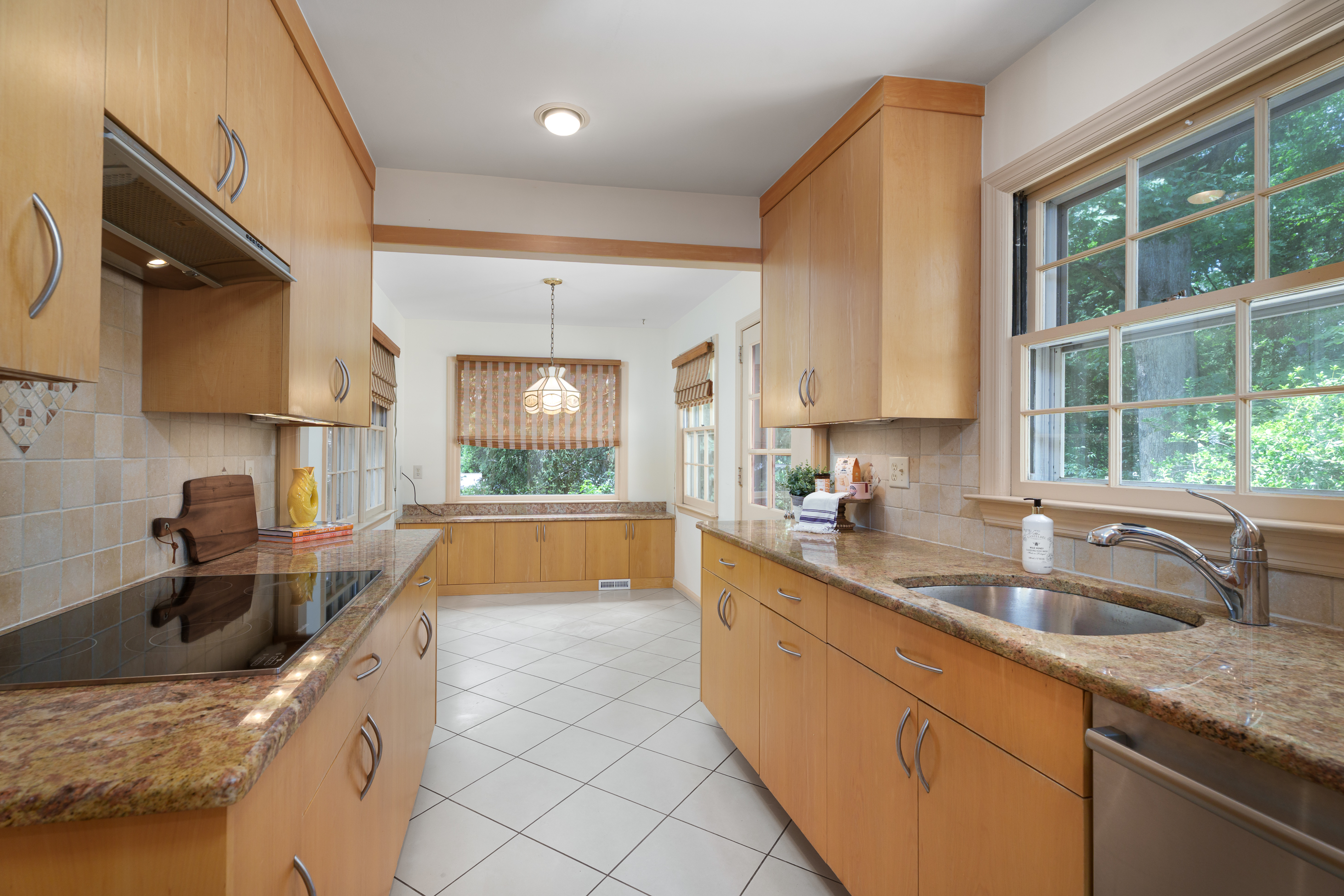  Spacious Multi-Level Home Featuring a Stylish European-Inspired Kitchen - 物件實景