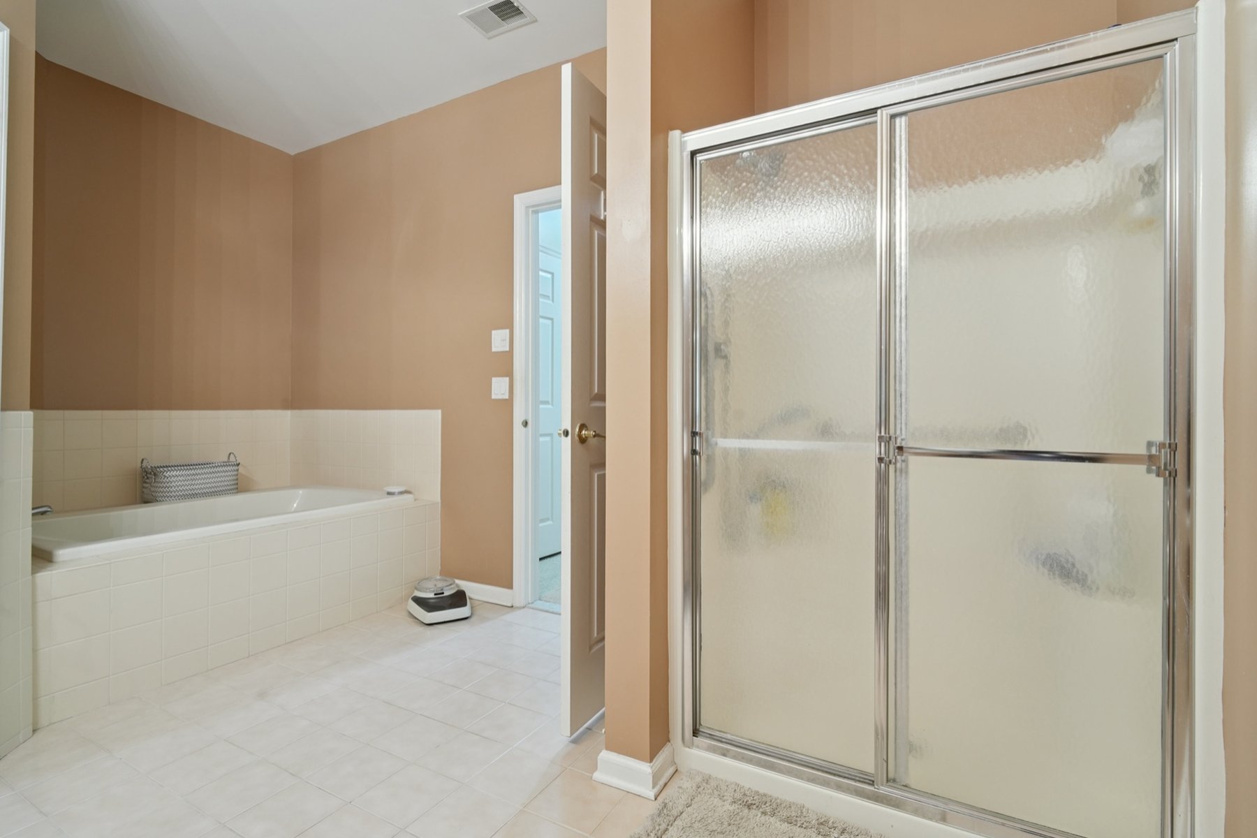  One Floor ?Fox Hills? Corner Unit Offers Many Available Amenities - 物件實景