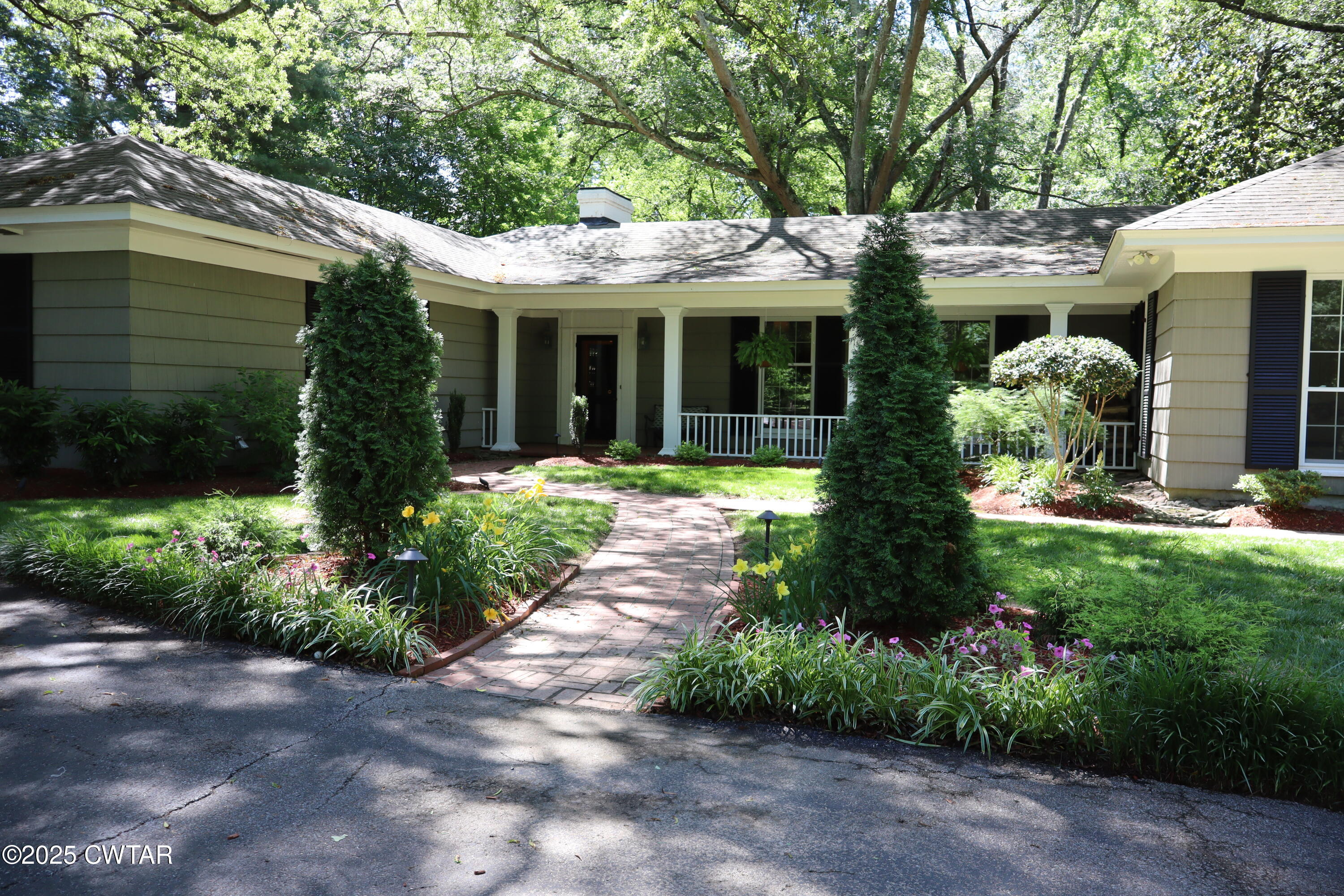 Jackson, Tennessee, 38301, United States, 3 Bedrooms Bedrooms, ,4 BathroomsBathrooms,Residential,For Sale,1859511