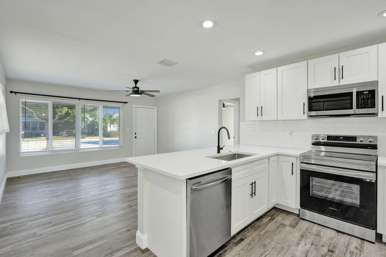 Lake Worth Beach, Florida, 33460, United States, 3 Bedrooms Bedrooms, ,2 BathroomsBathrooms,Residential,For Sale,1992911