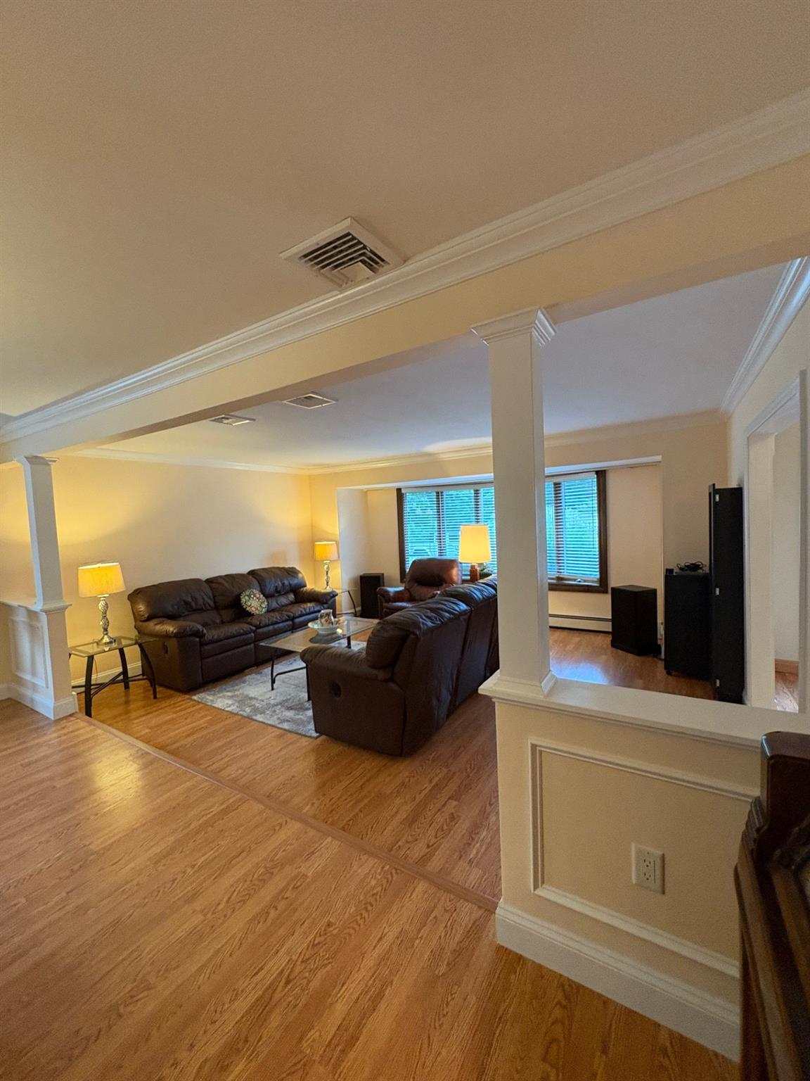 Hauppauge, New York, 11788, United States, 4 Bedrooms Bedrooms, ,3 BathroomsBathrooms,Residential,For Sale,1924109
