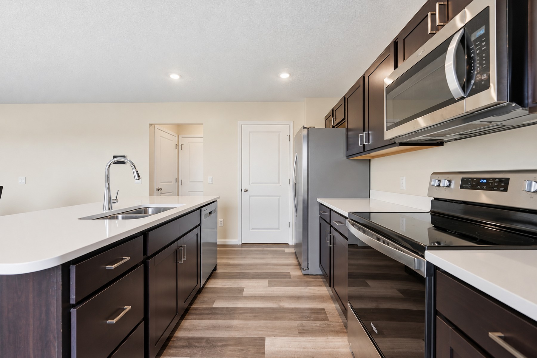  Well-Maintained 4 Bedroom Newer Built Home - 物件實景
