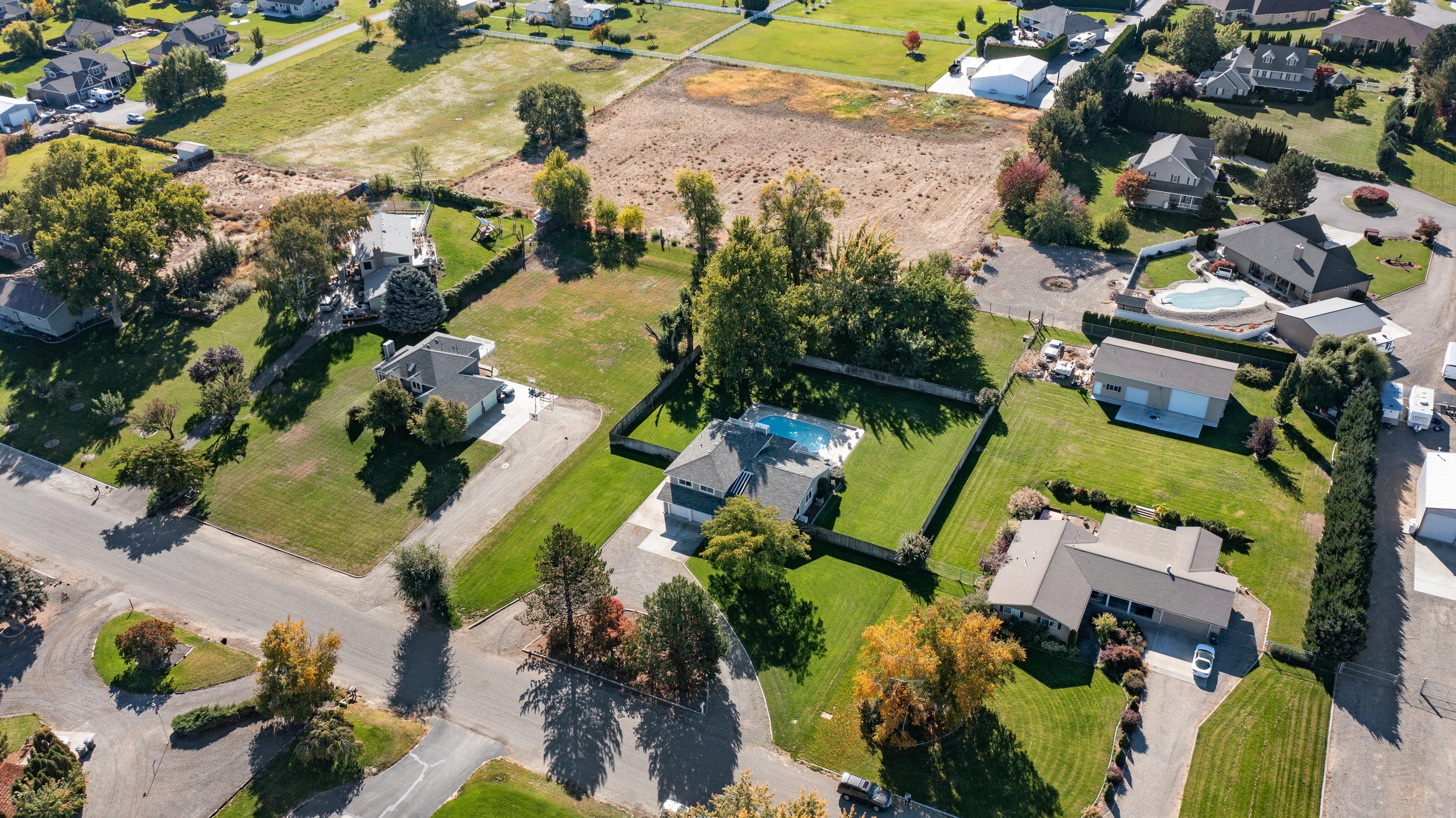  Property with a POOL and room for a shop - 物件實景