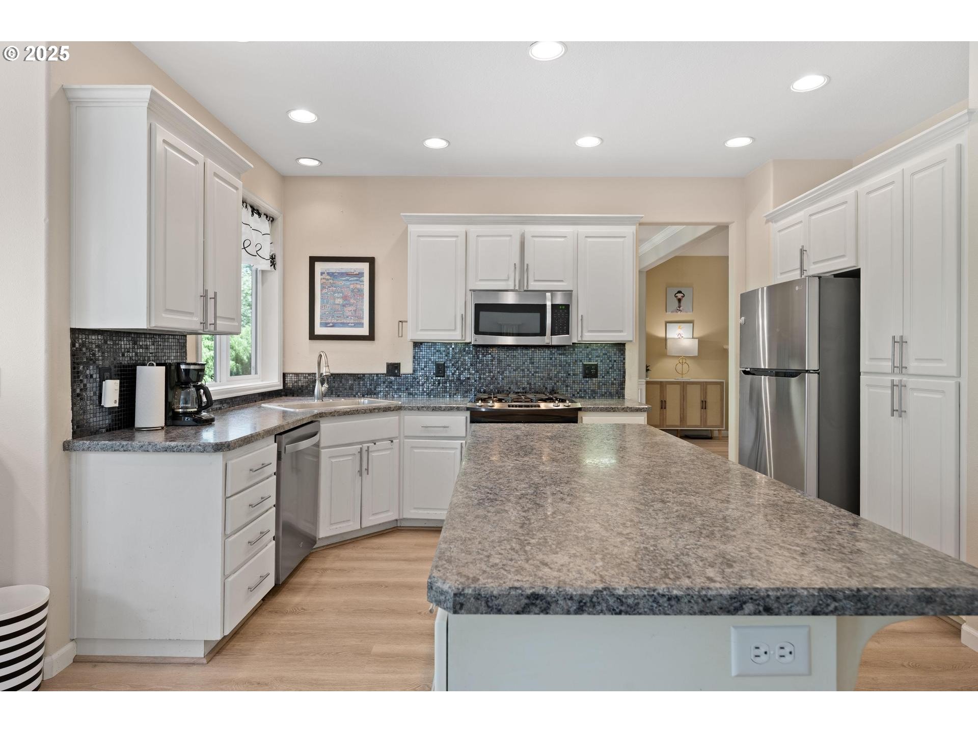 Portland, Oregon, 97219, United States, 4 Bedrooms Bedrooms, ,2 BathroomsBathrooms,Residential,For Sale,1917985