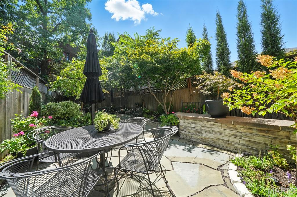 St Louis, Missouri, 63108, United States, 4 Bedrooms Bedrooms, ,5 BathroomsBathrooms,Residential,For Sale,1941664