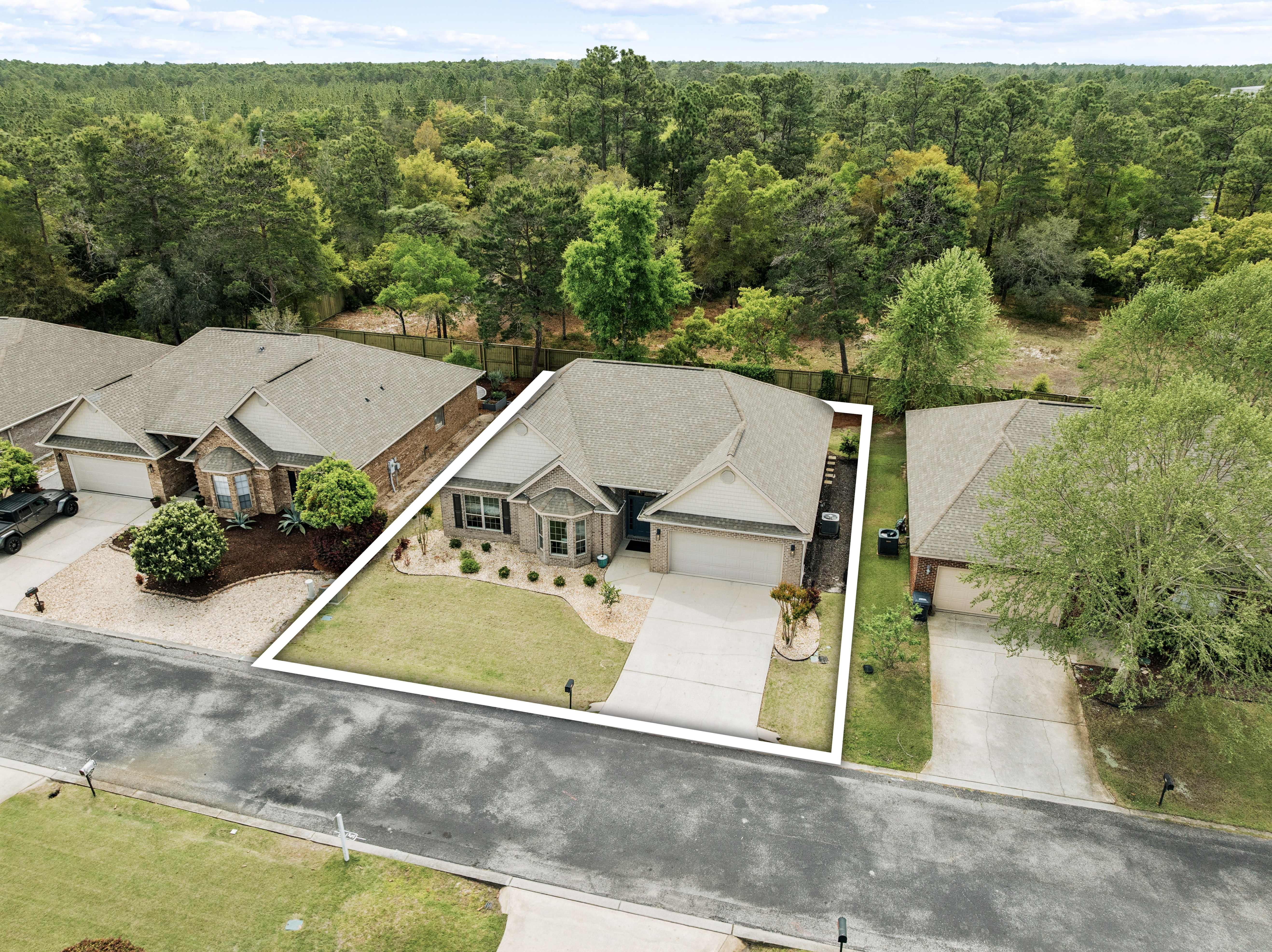  Immaculate, Spacious Single-Level Living Home with Screened Outdoor Living - 物件實景