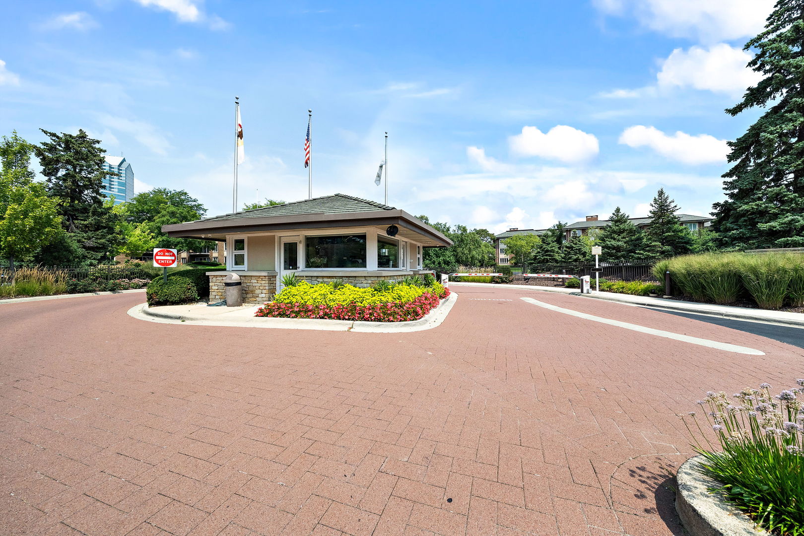 Oak Brook, Illinois, 60523, United States, 2 Bedrooms Bedrooms, ,2 BathroomsBathrooms,Residential,For Sale,1927231