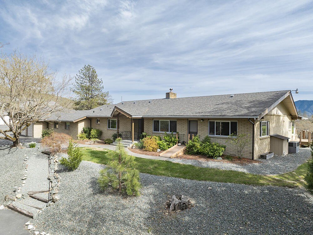 Grants Pass, Oregon, 97526, United States, 4 Bedrooms Bedrooms, ,6 BathroomsBathrooms,Residential,For Sale,1765933