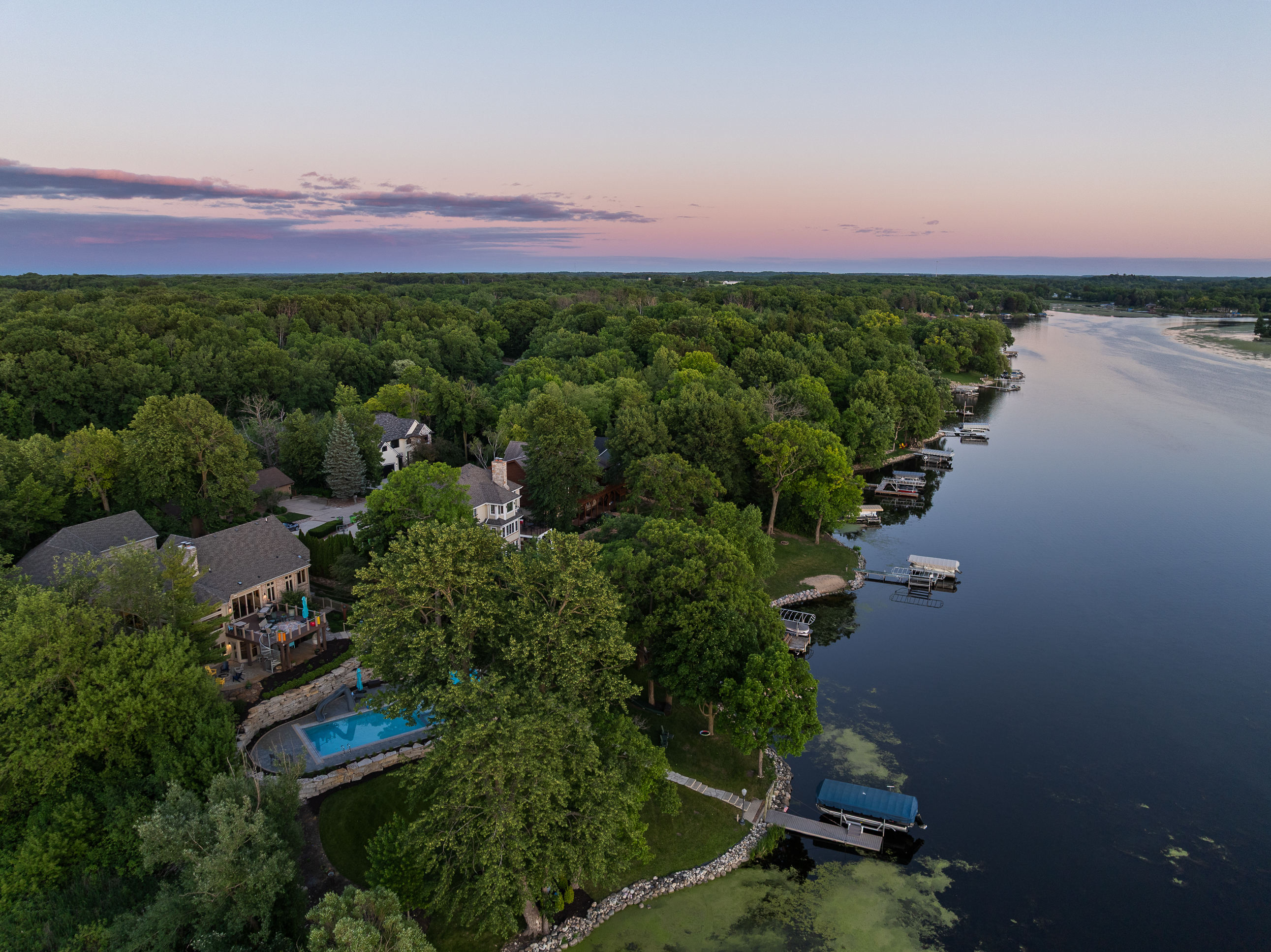  The Pinnacle of Luxury Living: 2.3-Acre Private Tichigan Lake Estate - 物件實景
