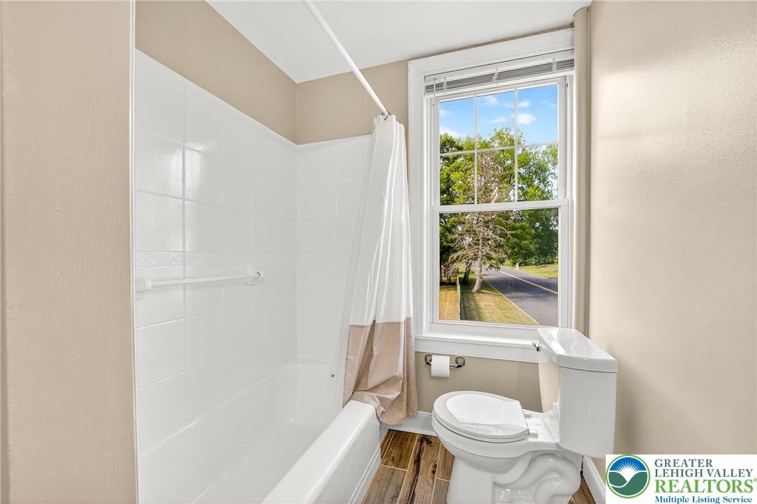 East Allen Twp, Pennsylvania, 18017, United States, 4 Bedrooms Bedrooms, ,2 BathroomsBathrooms,Residential,For Sale,1926367