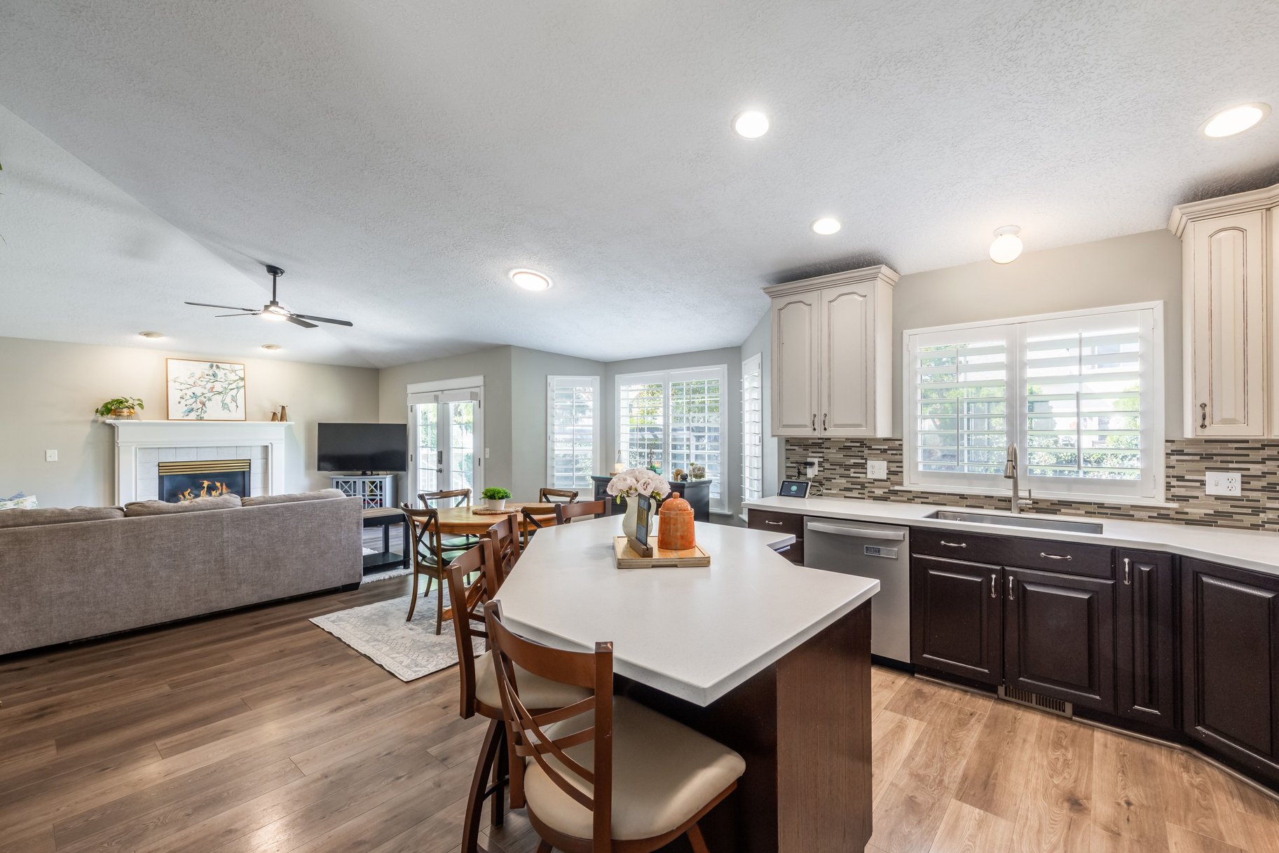  Multigenerational Living in South Jordan: 5 Beds, 2 Kitchens, 0.33-Acre Lot - 物件實景