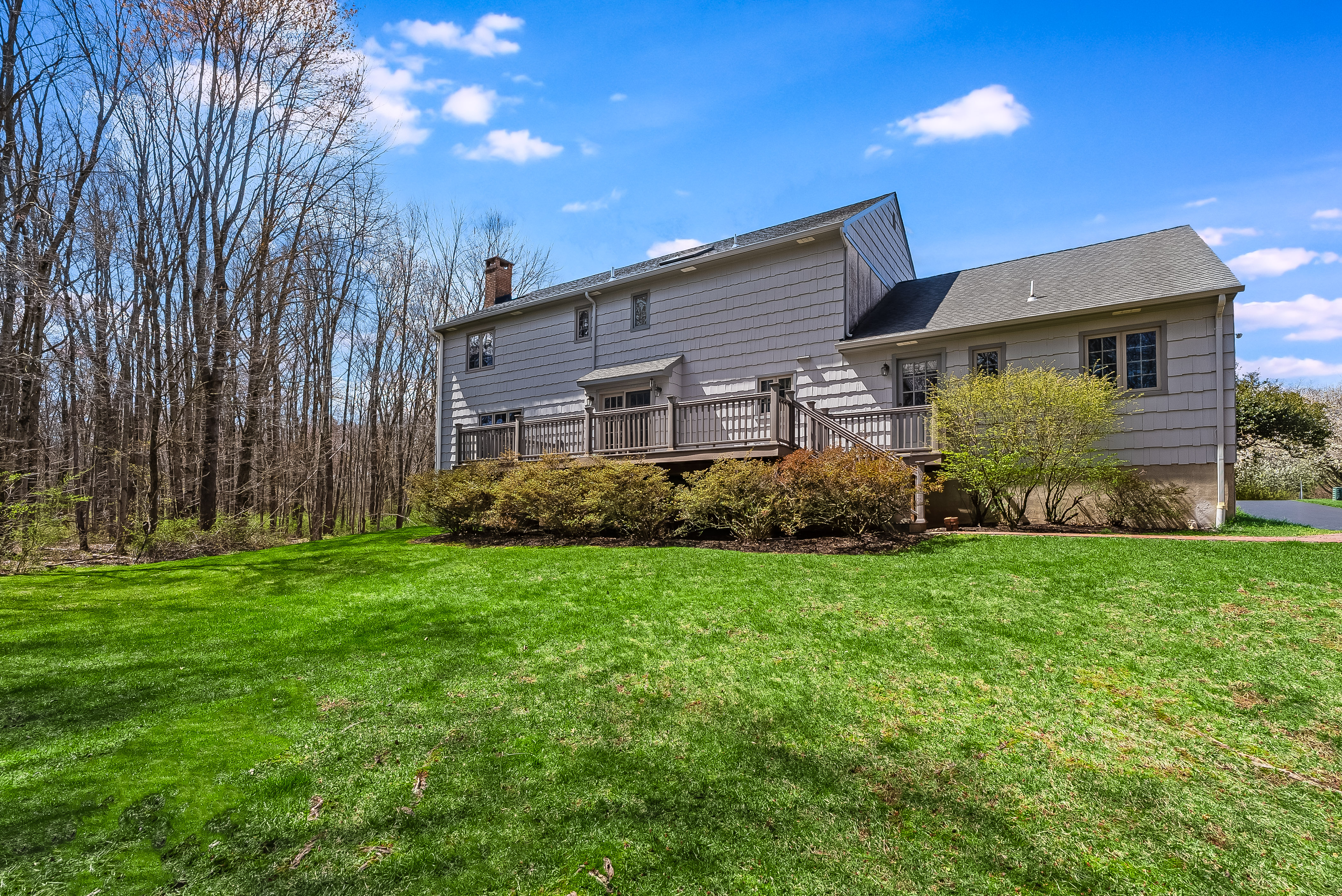  Exceptionally Maintained Tudor Style Colonial - 物件實景