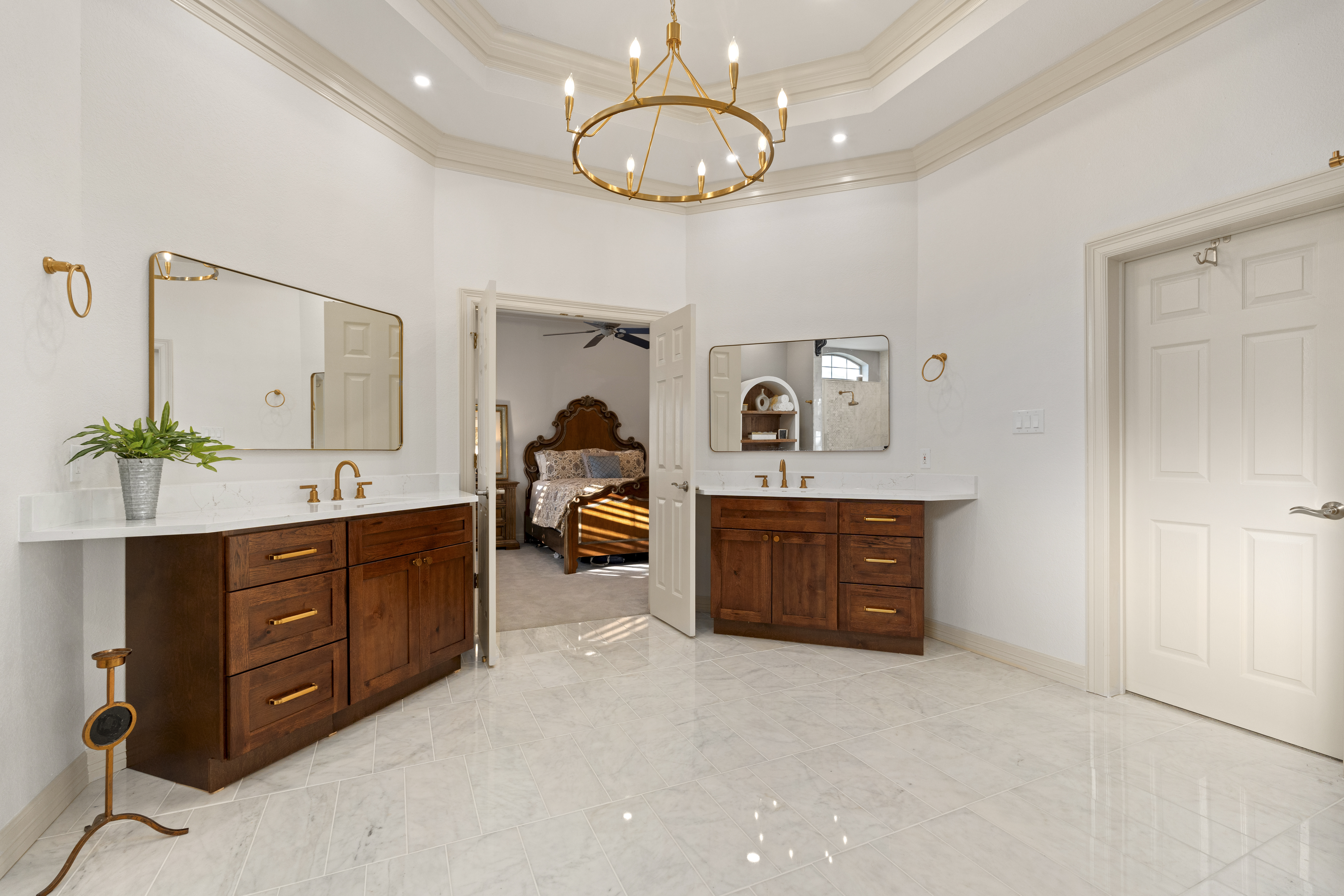  Updated Home with Captivating Interior Features - 物件實景