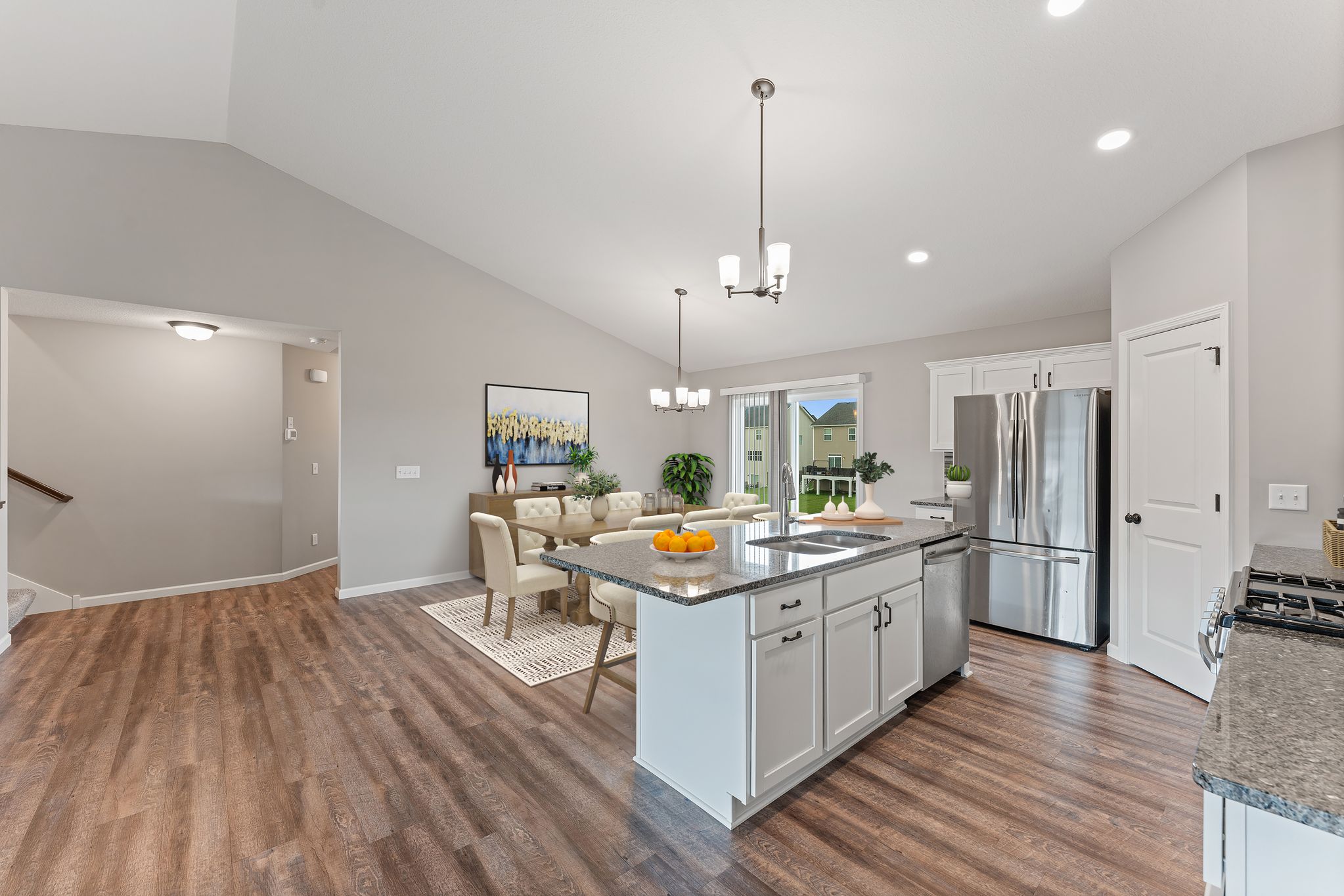  Spacious Walkout Living on a Prime Corner Lot - 物件實景