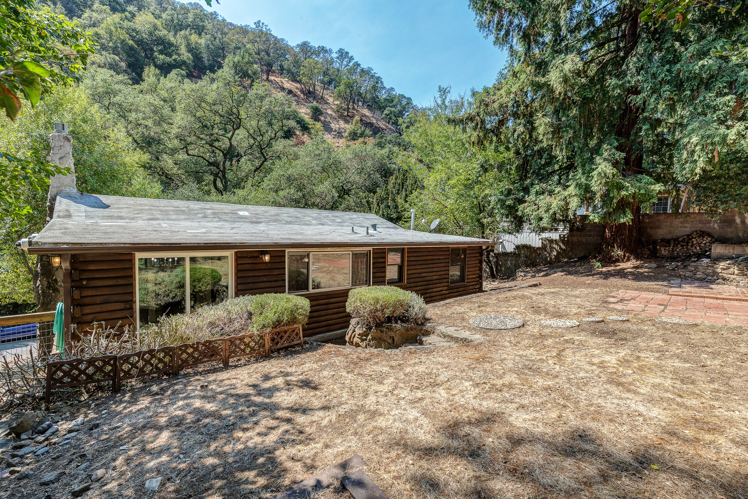  Hillside Haven with Panoramic Views and Modern Upgrades - 物件實景