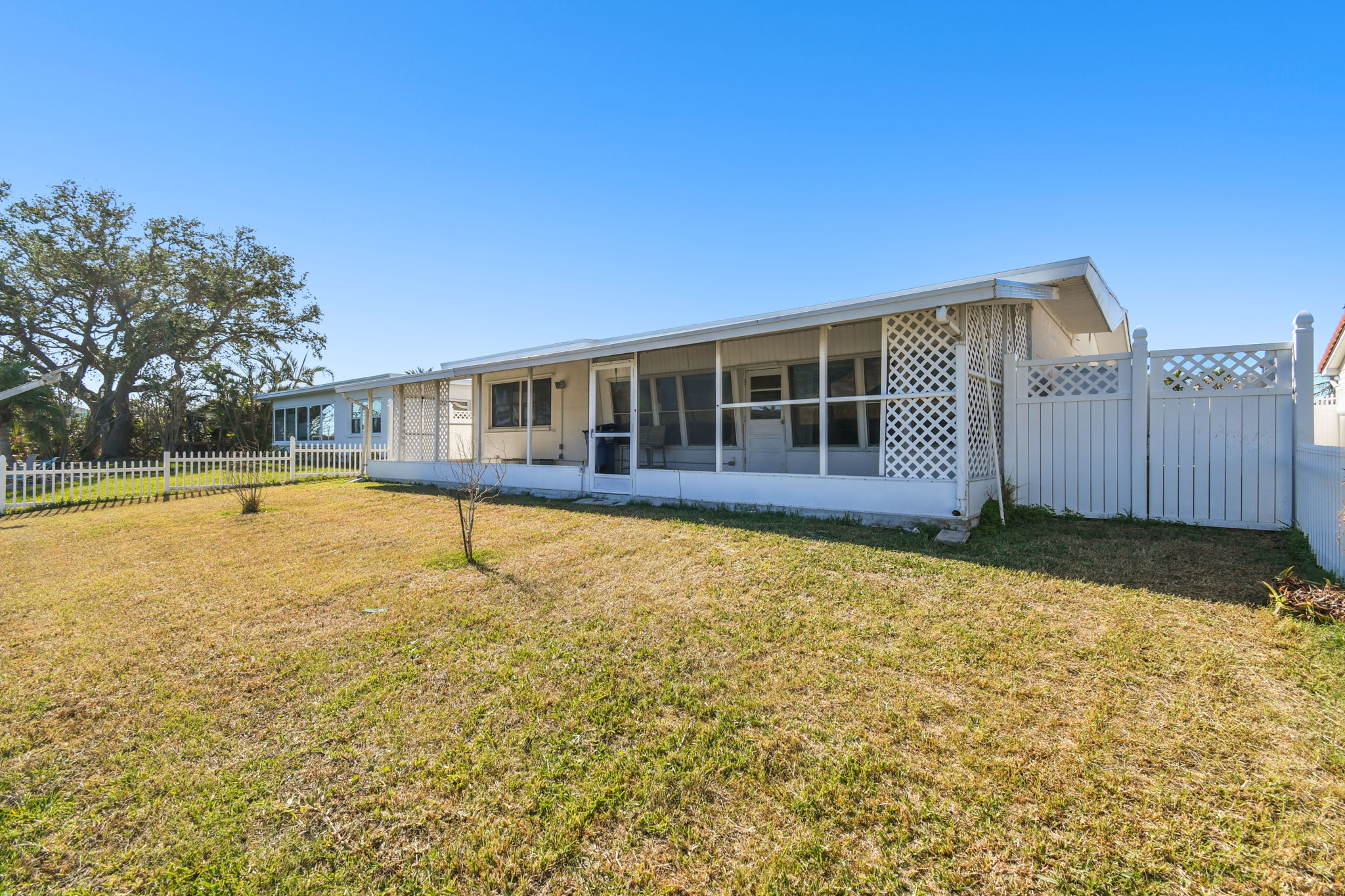 Madeira Beach, Florida, 33708, United States, 3 Bedrooms Bedrooms, ,2 BathroomsBathrooms,Residential,For Sale,1943278