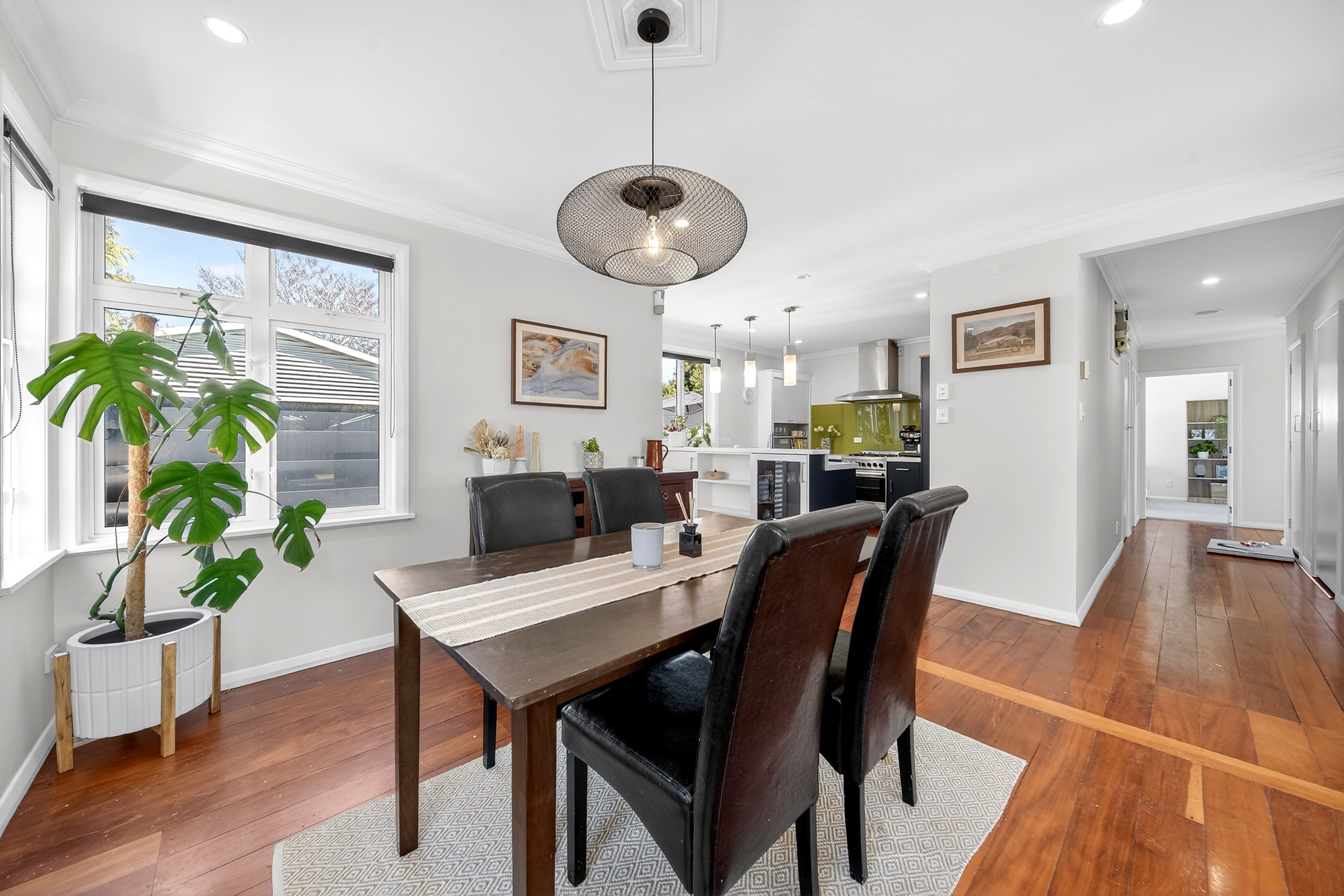  Family Living with Poolside Entertaining - 物件實景