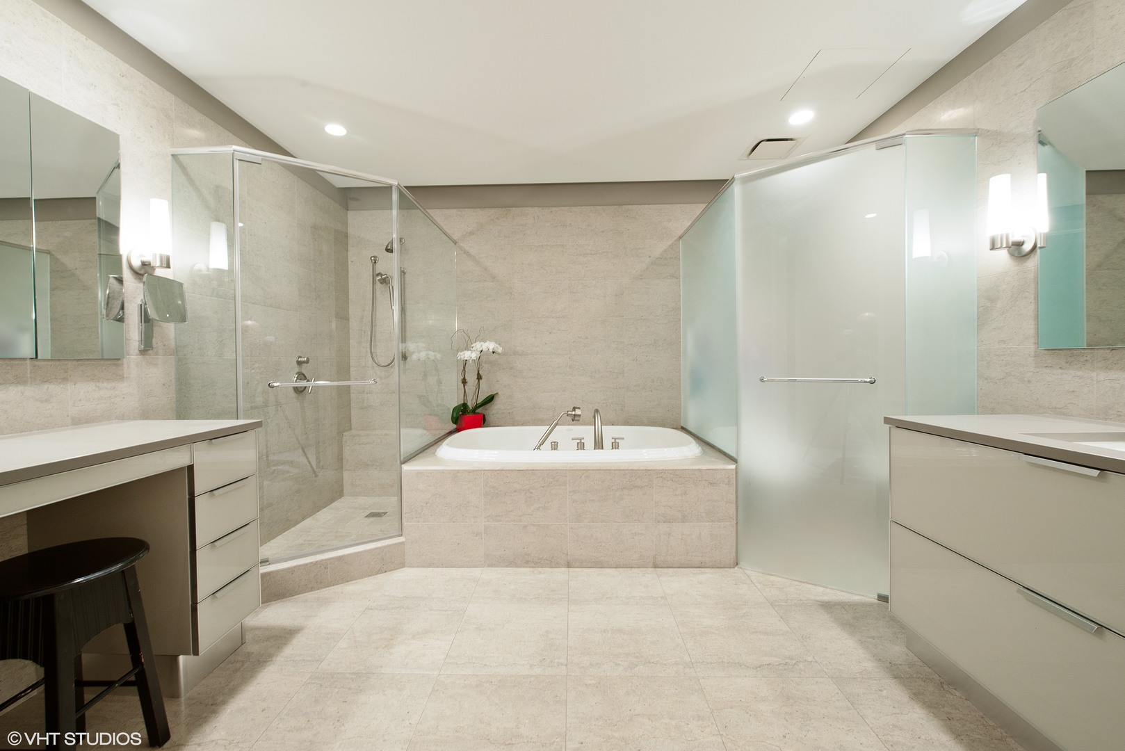 Chicago, Illinois, 60611, United States, 3 Bedrooms Bedrooms, ,5 BathroomsBathrooms,Residential,For Sale,1940943