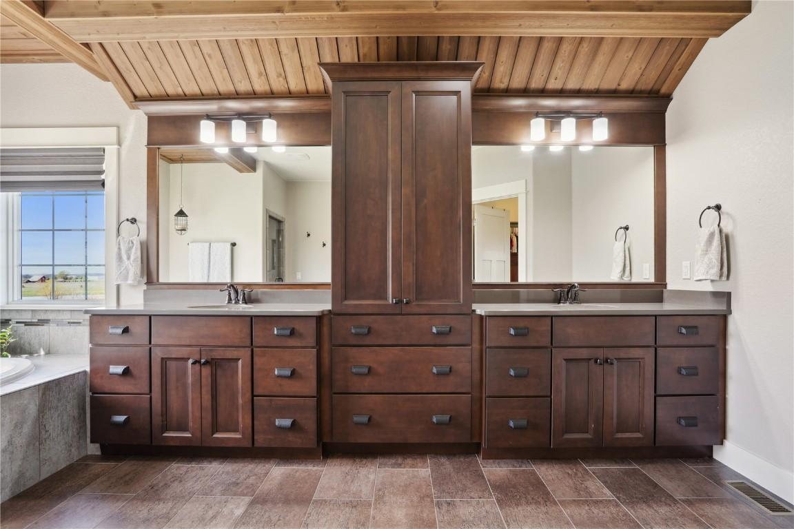 Vinton, Iowa, 52349, United States, 5 Bedrooms Bedrooms, ,6 BathroomsBathrooms,Residential,For Sale,1980405