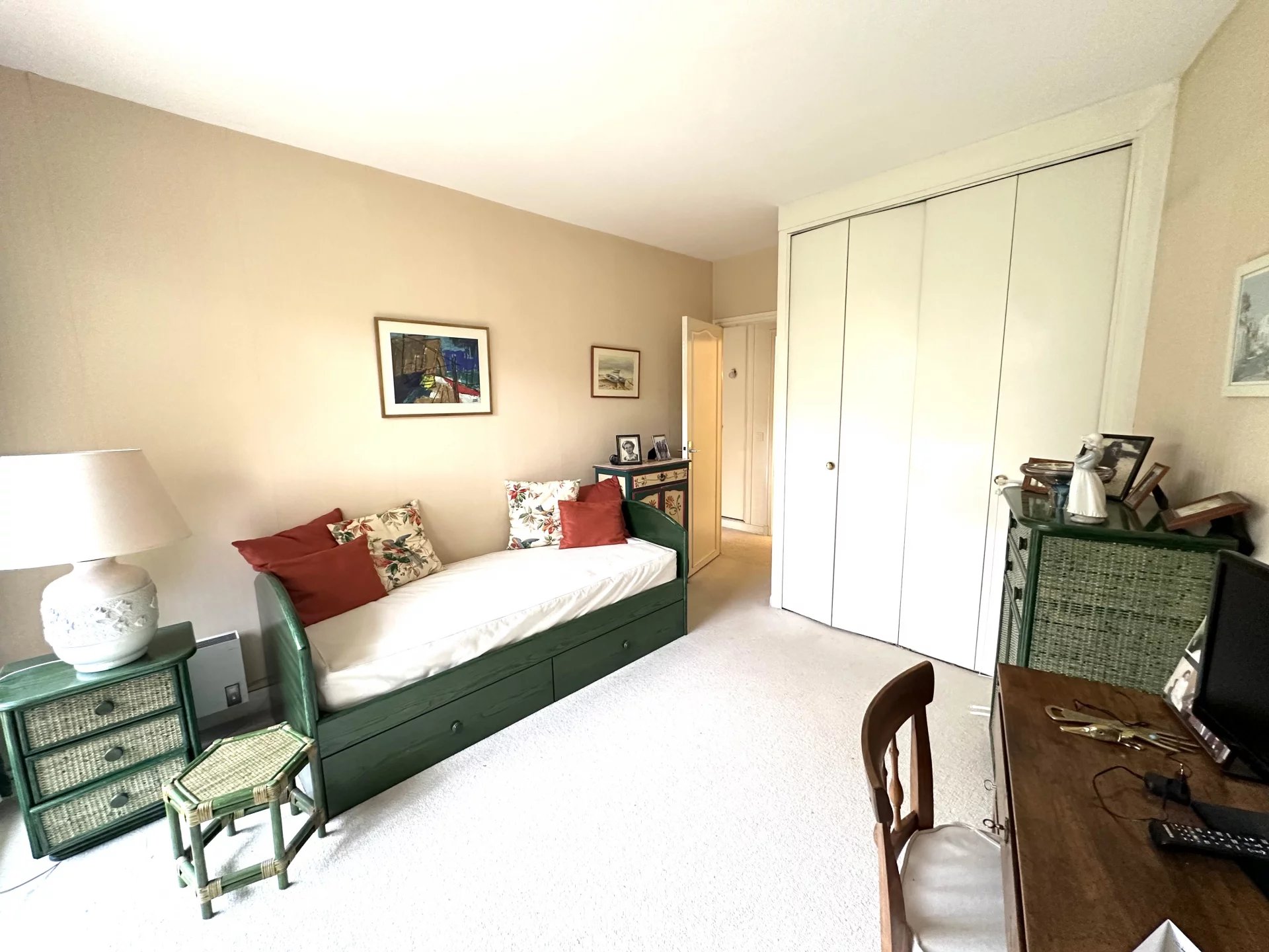 Le Vésinet, Île-de-France, 78110, FR, 2 Bedrooms Bedrooms, ,2 BathroomsBathrooms,Residential,For Sale,1994889