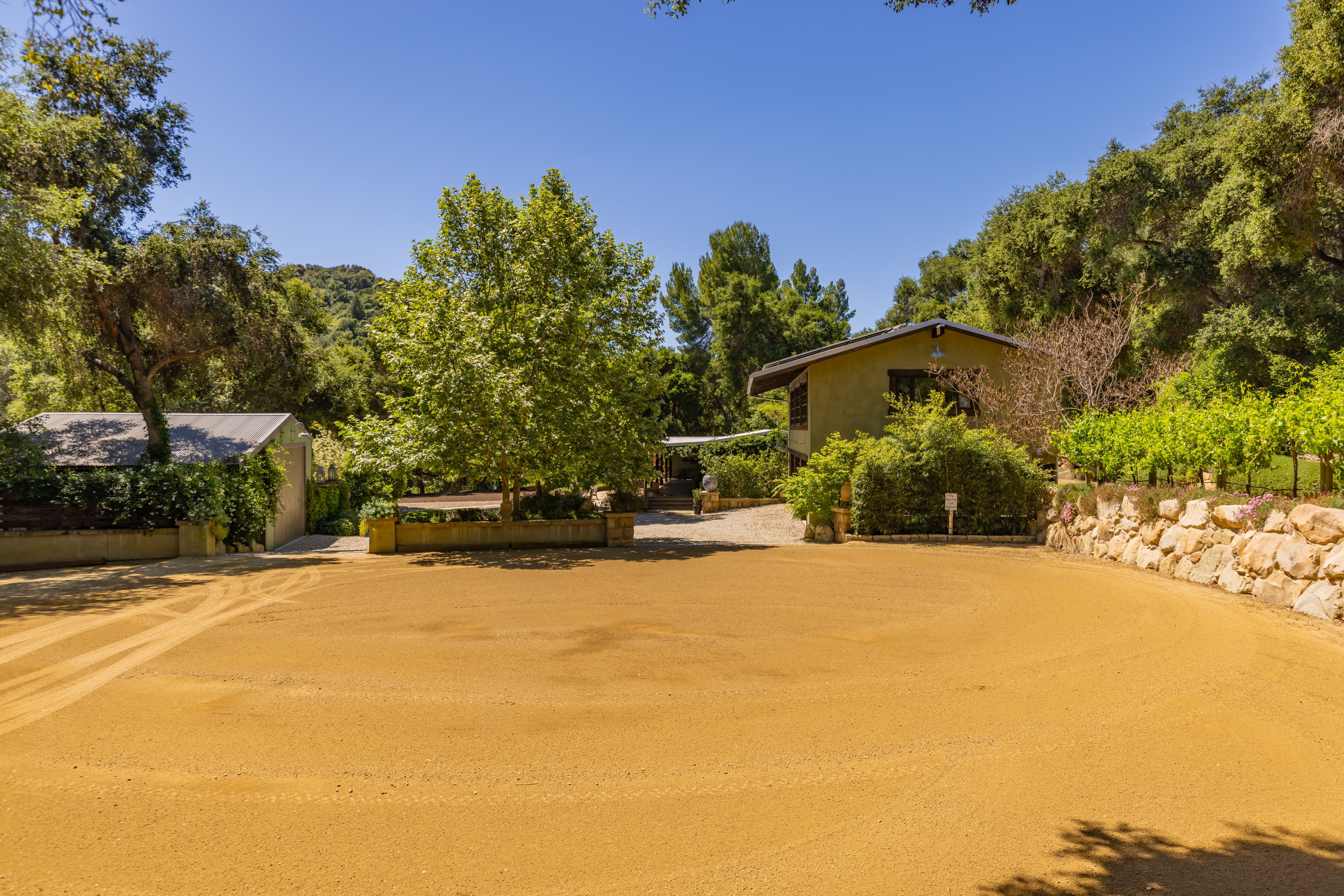  5 Acres Estate Adjacent to the Ojai Valley Inn & Spa  Rustic Bohemian Compound - 物件實景