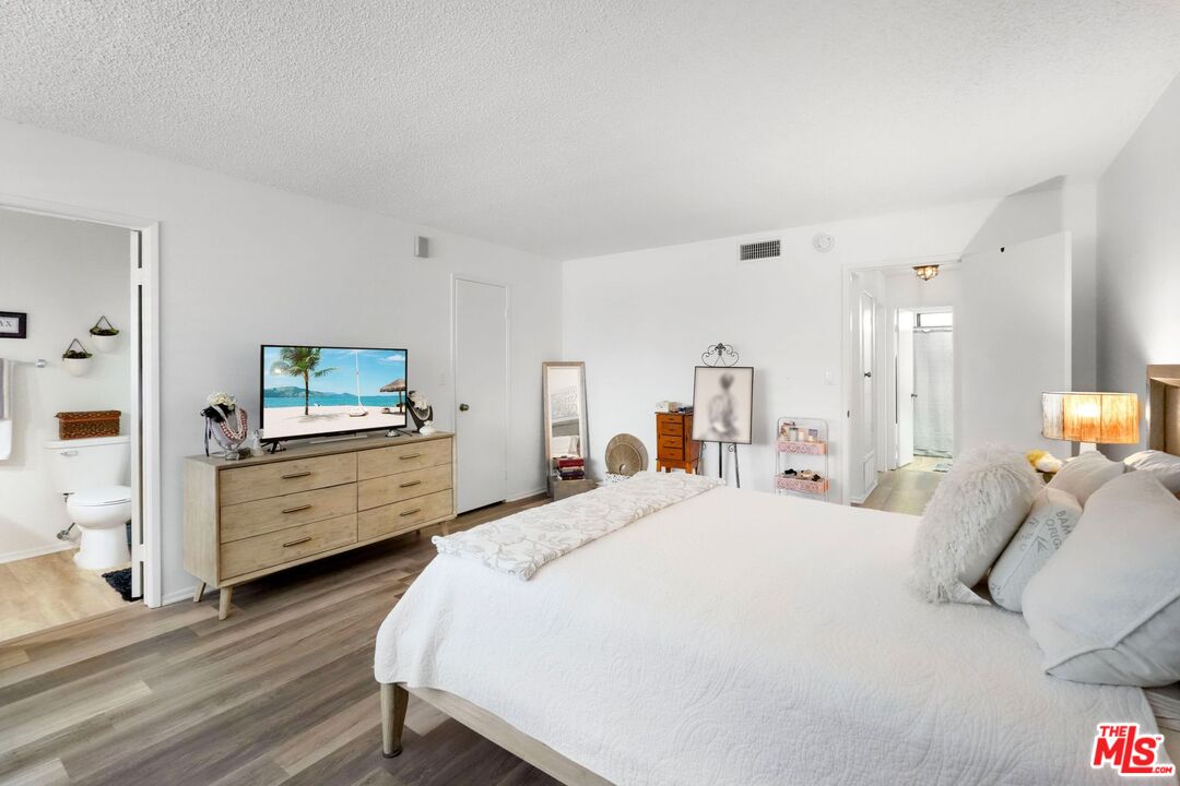 Reseda, California, 91335, United States, 2 Bedrooms Bedrooms, ,3 BathroomsBathrooms,Residential,For Sale,1995543