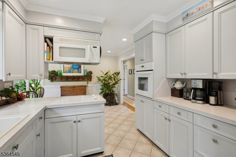 Franklin Twp., New Jersey, 08867, United States, 3 Bedrooms Bedrooms, ,2 BathroomsBathrooms,Residential,For Sale,1926340