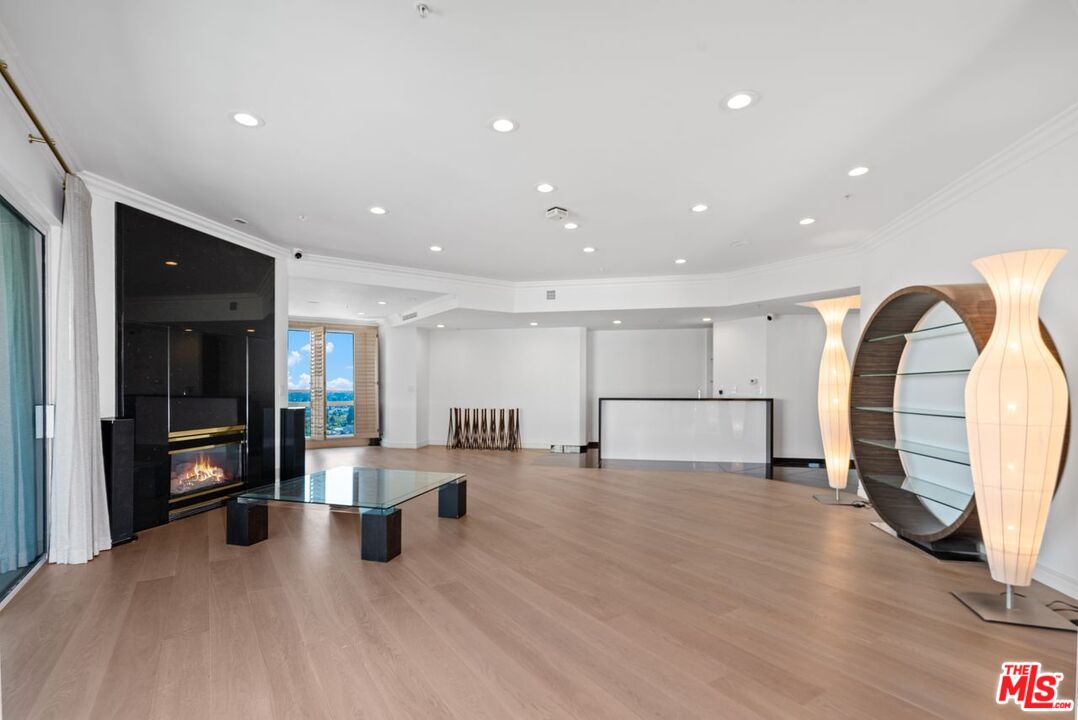 Los Angeles, California, 90024, United States, 3 Bedrooms Bedrooms, ,3 BathroomsBathrooms,Residential,For Sale,1949652