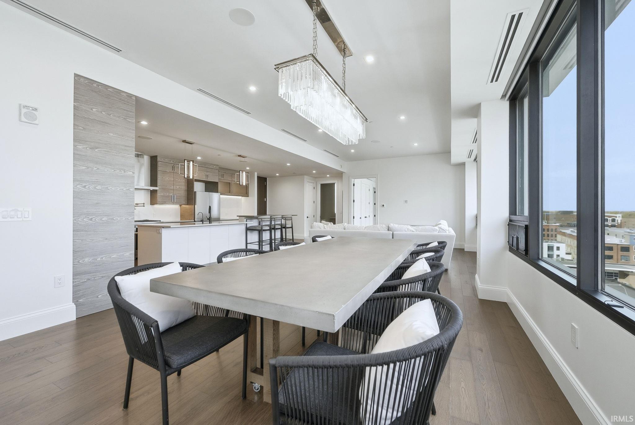 Fort Wayne, Indiana, 46802, United States, 2 Bedrooms Bedrooms, ,3 BathroomsBathrooms,Residential,For Sale,1987044