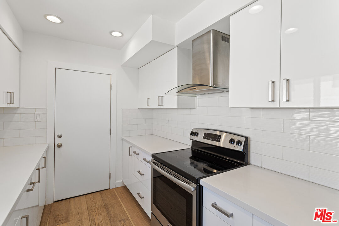 Los Angeles, California, 90046, United States, 3 Bedrooms Bedrooms, ,3 BathroomsBathrooms,Residential,For Sale,1989732