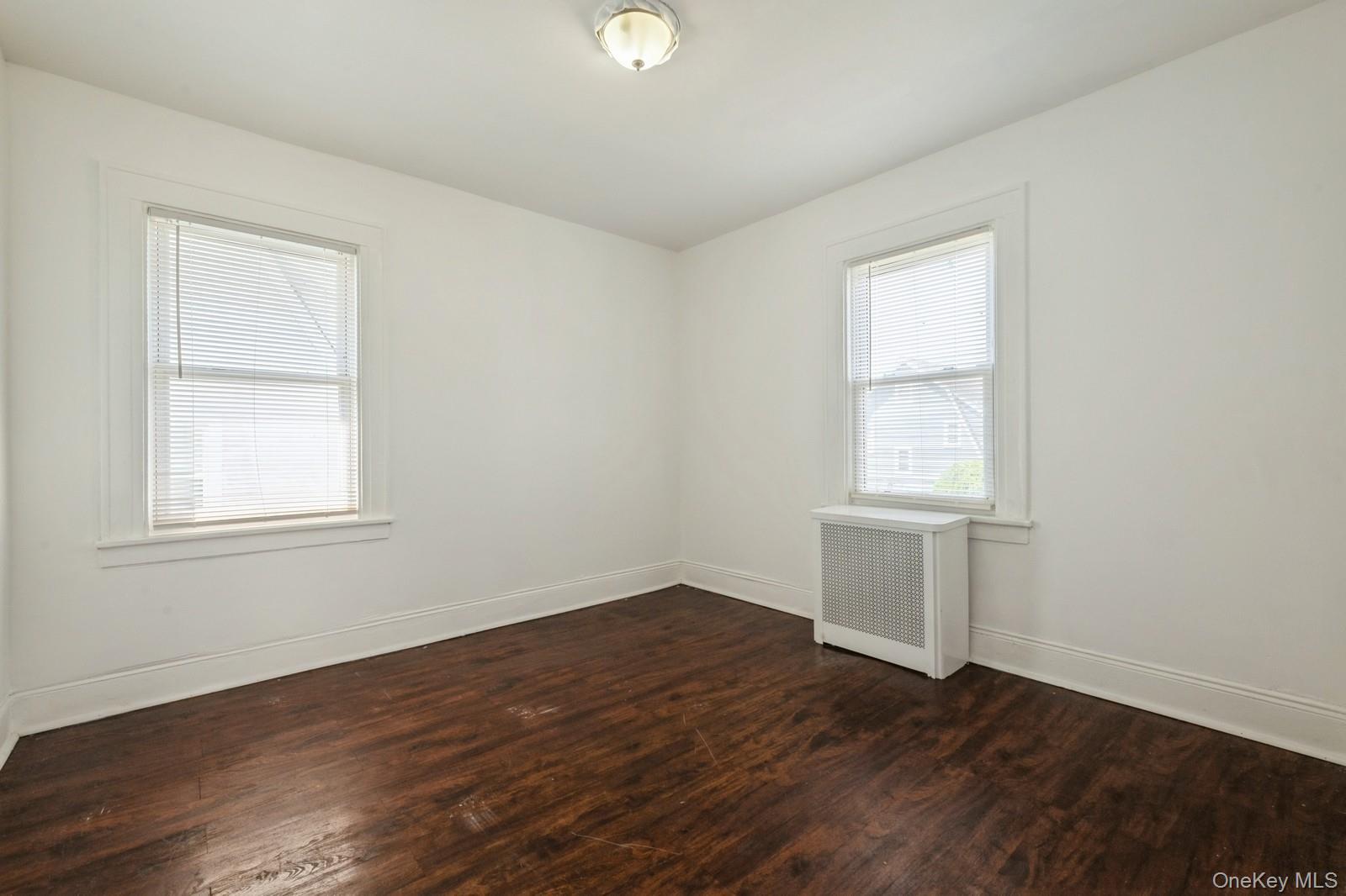 Queens Village, New York, 11429, United States, 3 Bedrooms Bedrooms, ,2 BathroomsBathrooms,Residential,For Sale,1902128