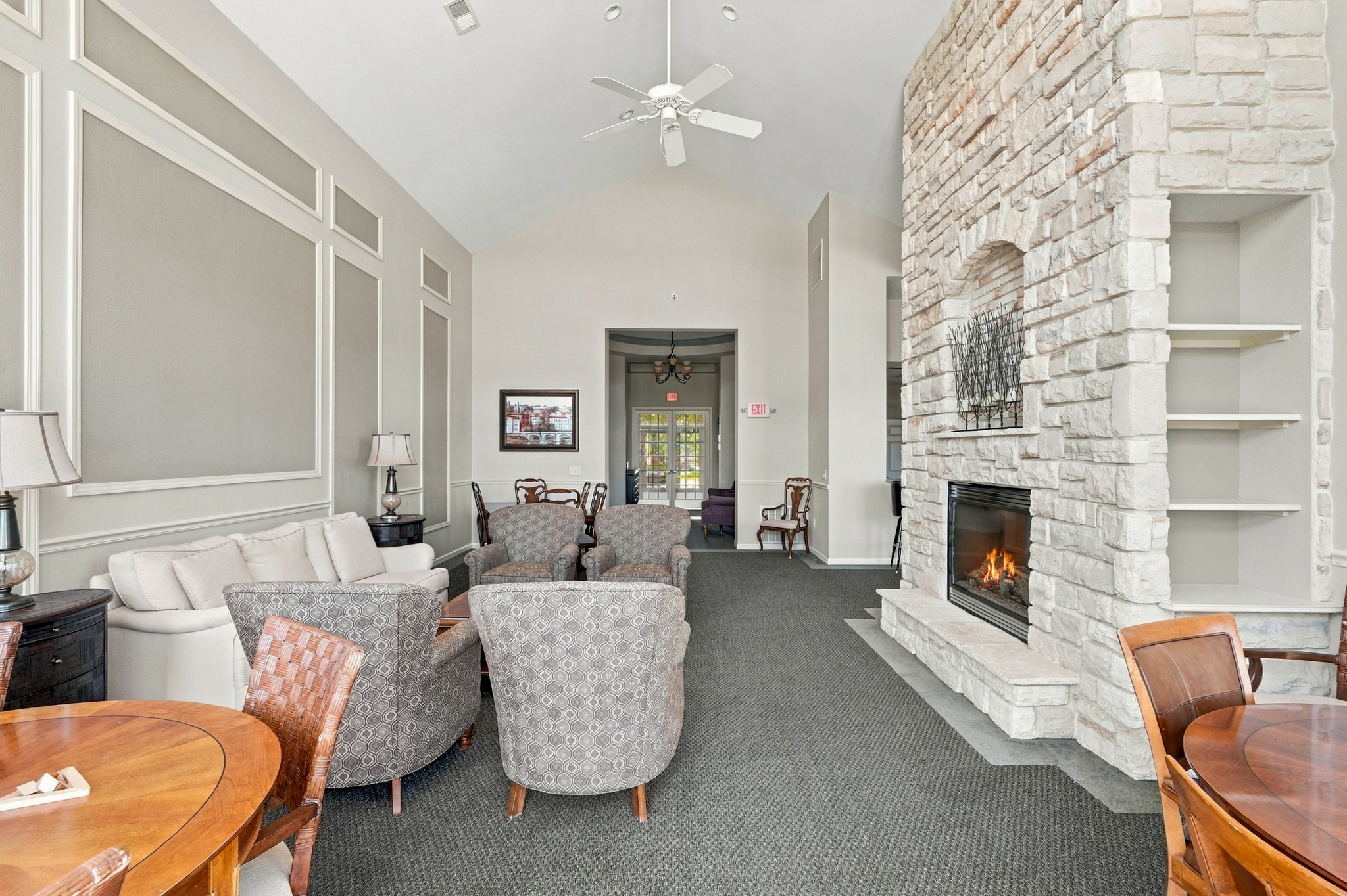  Pewaukee Condo with Scenic Pond Views & Resort Amenities - 物件實景