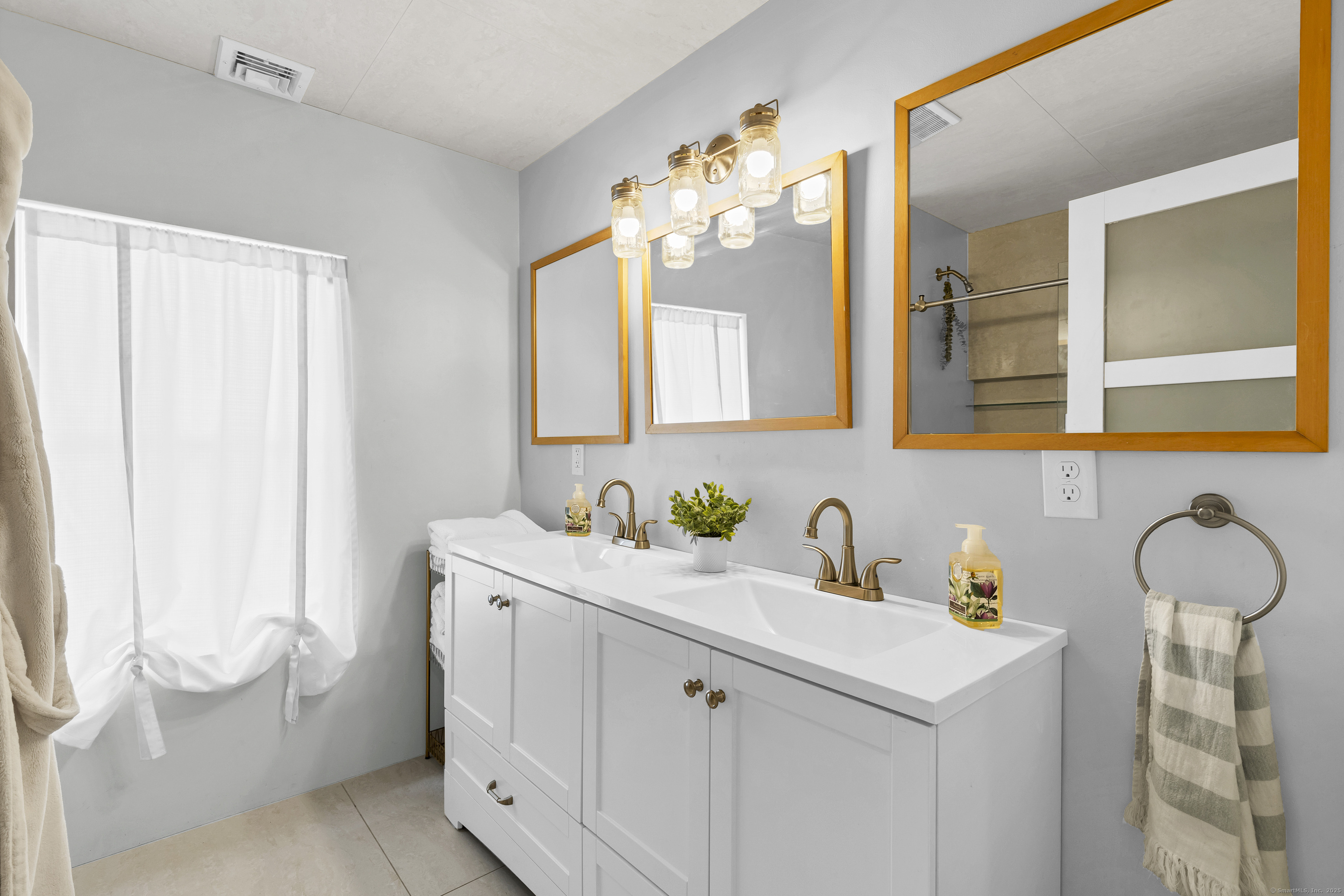 Groton, Connecticut, 06340, United States, 3 Bedrooms Bedrooms, ,2 BathroomsBathrooms,Residential,For Sale,1928735