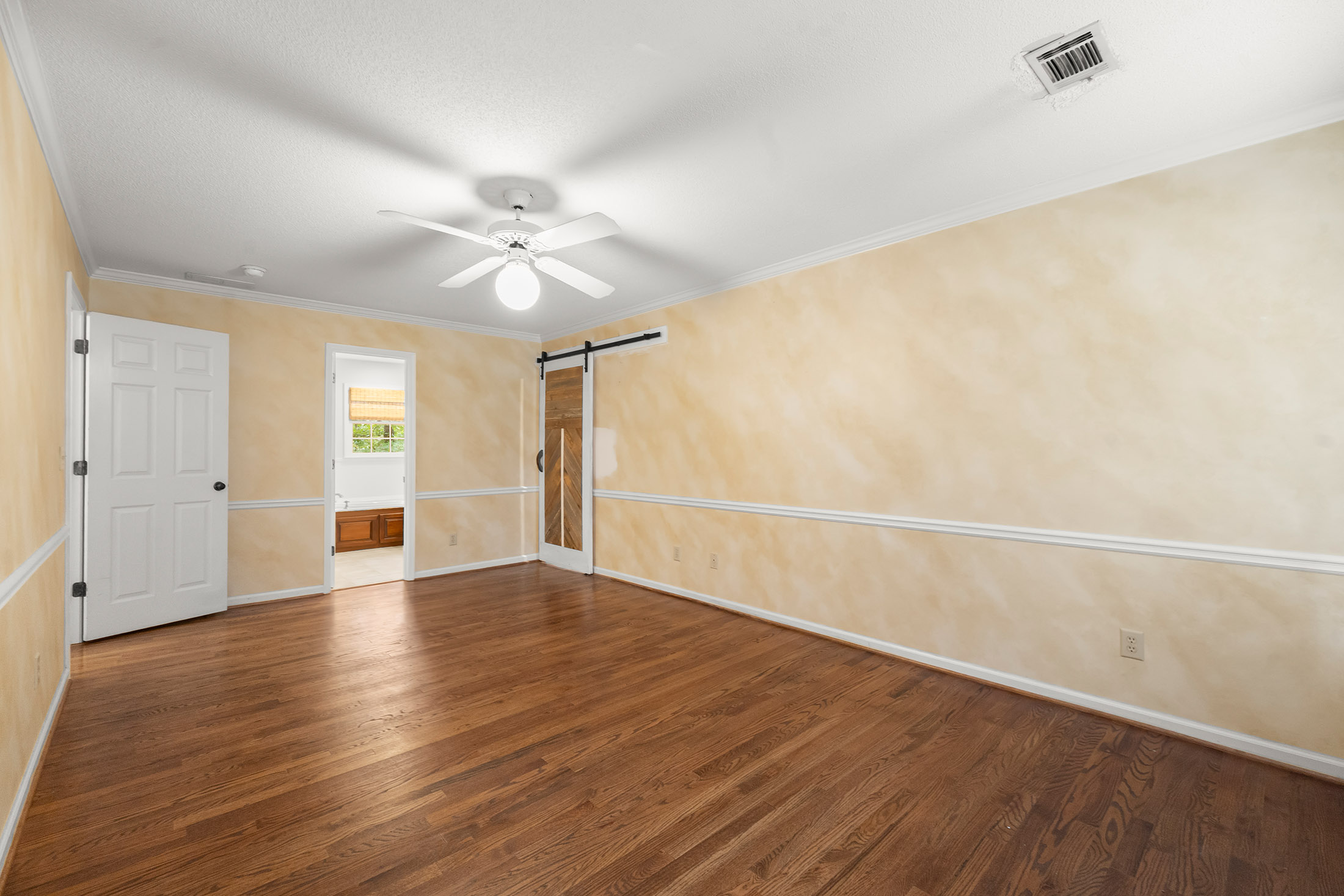  Beautifully Transformed Home in Lassiter School District - 物件實景