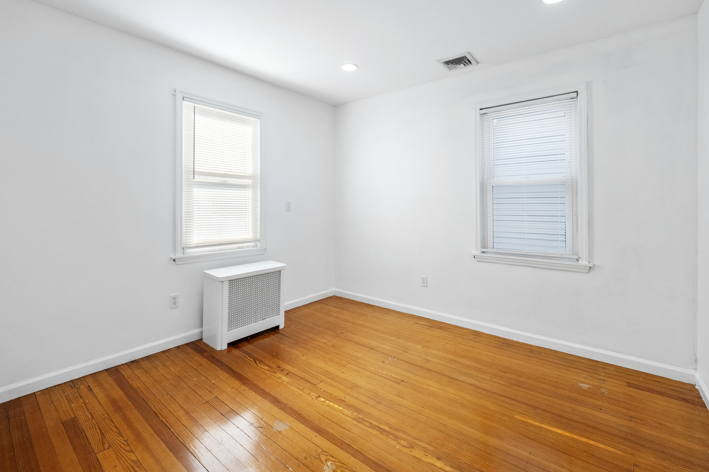 Floral Park, New York, 11001, United States, 3 Bedrooms Bedrooms, ,2 BathroomsBathrooms,Residential,For Sale,1973854