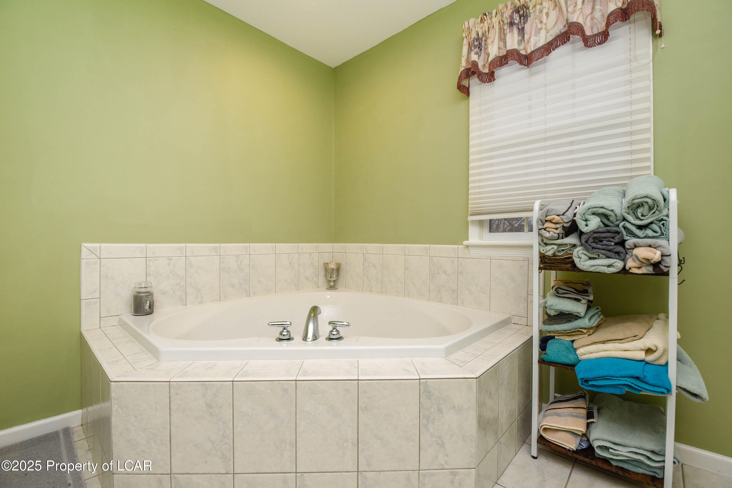 Dallas, Pennsylvania, 18612, United States, 4 Bedrooms Bedrooms, ,3 BathroomsBathrooms,Residential,For Sale,2005553